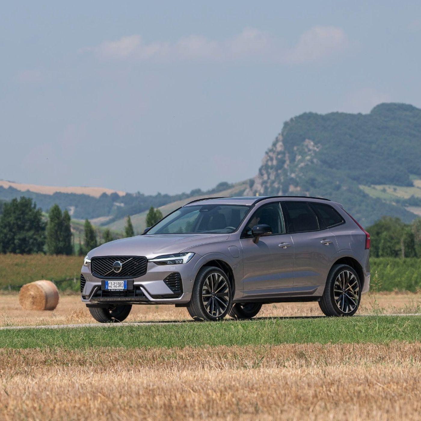 Volvo XC60 Plug-in Hybrid e EX30 Cross Country - Due strade, un’unica direzione premium episode artwork
