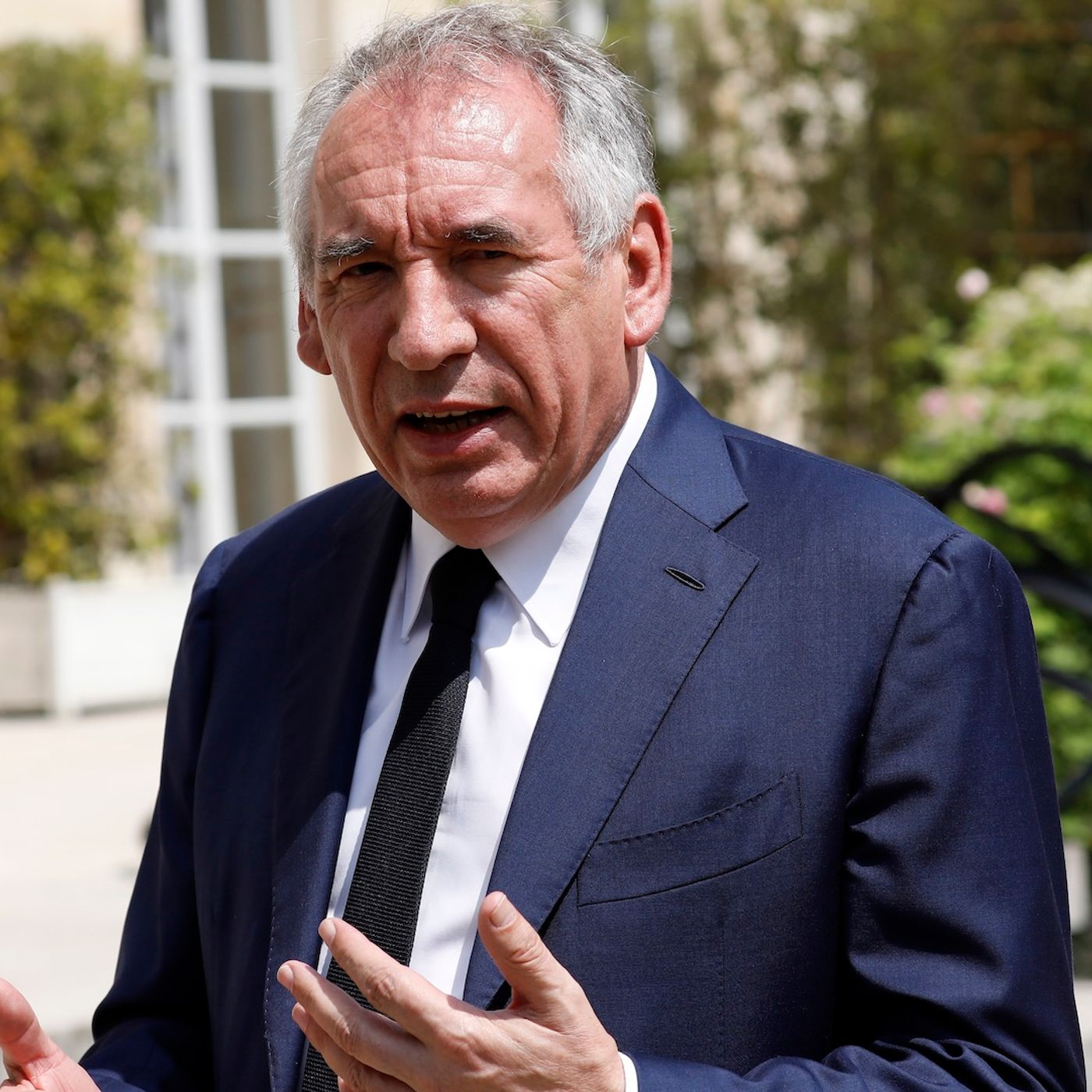 Francia24: Bayrou giocatore di poker non dotato rischia la caduta del governo - l'Ambasciatore USA snobba il Quai d'Orsay - Giallo estivo i: