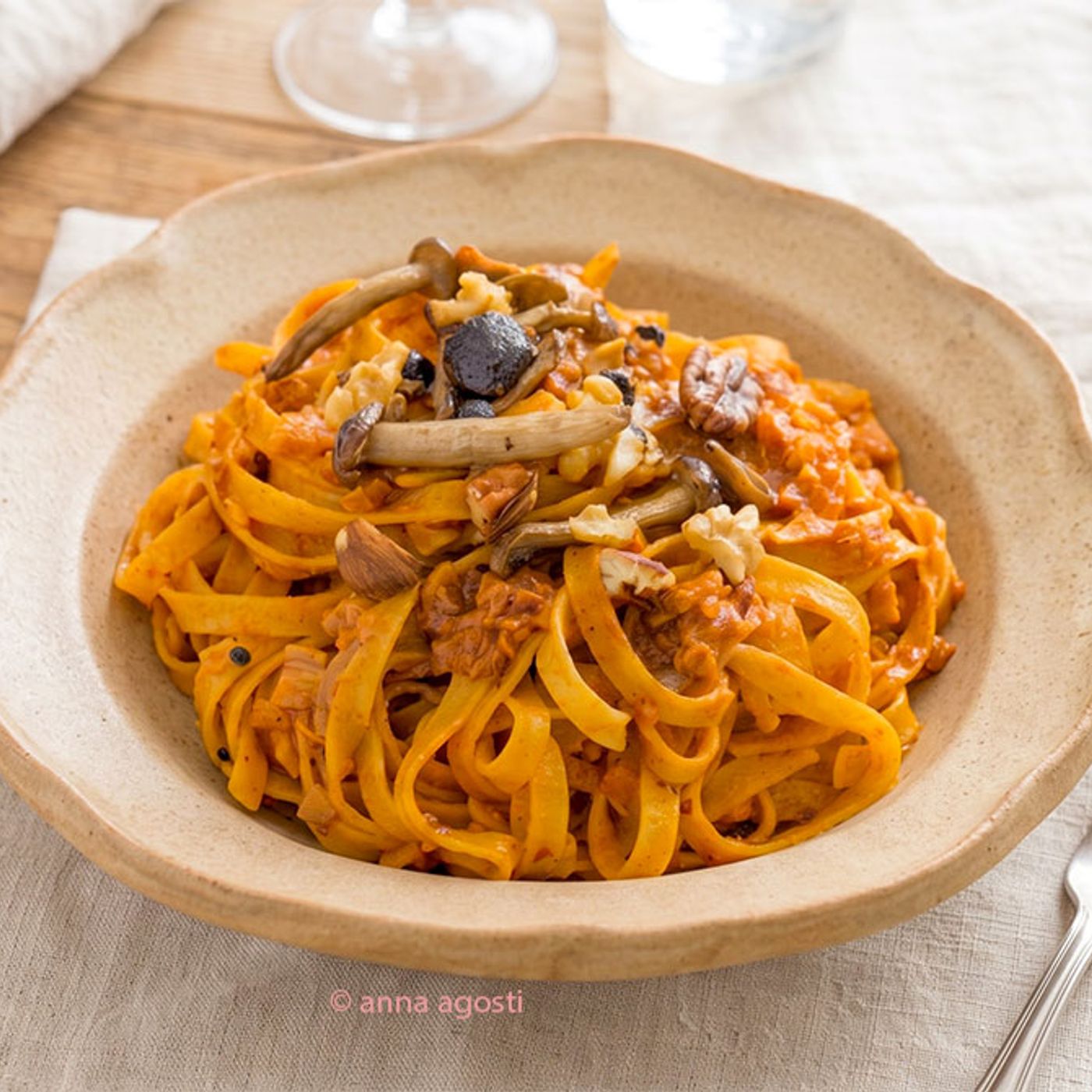 Tagliatelle al Ragù di Funghi e Frutta Secca