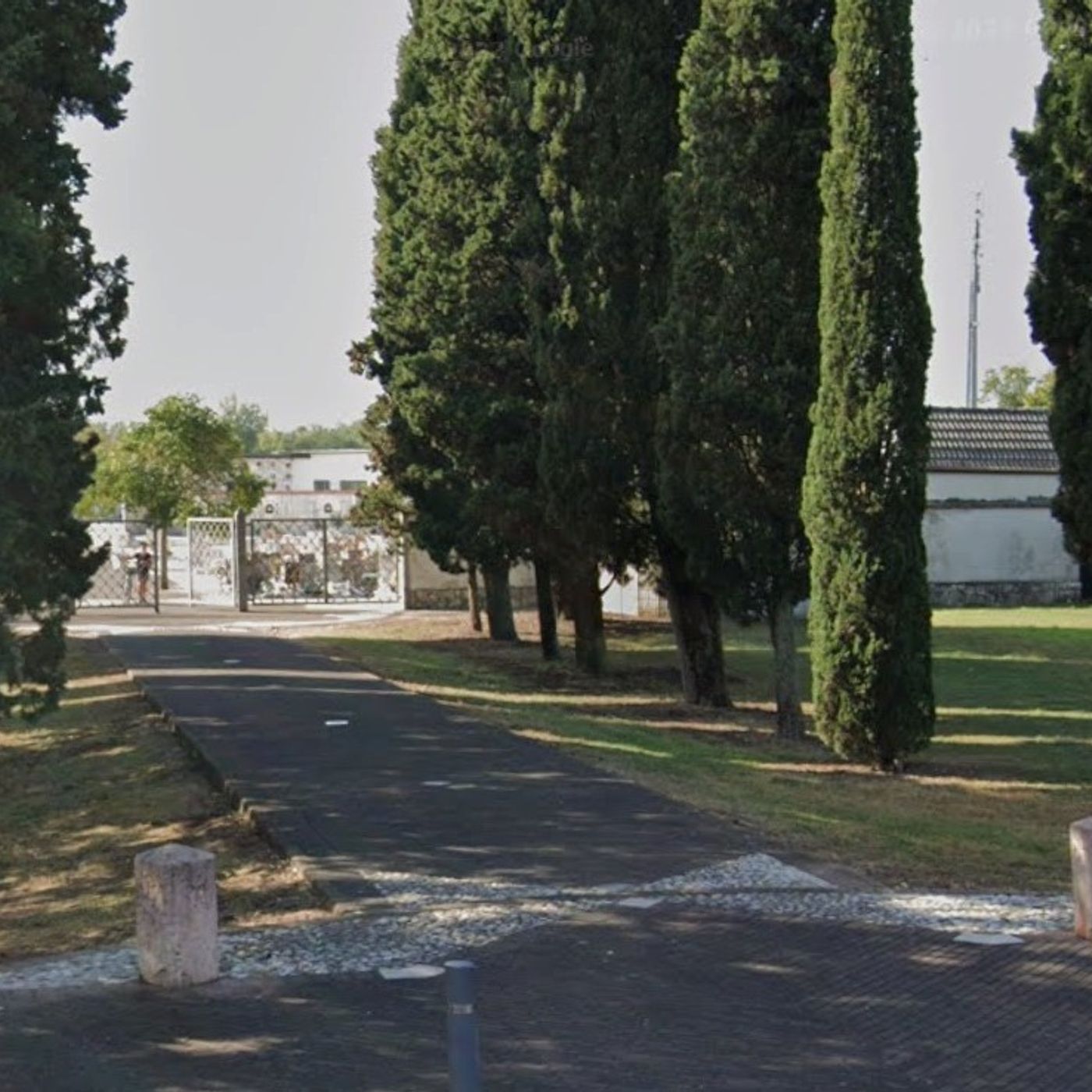 Ladra fulminea in azione in cimitero fingendosi una parente: sparisce l’orologio Ladra fulminea in azione in cimitero fingendosi una parente: sparisce l’orologio