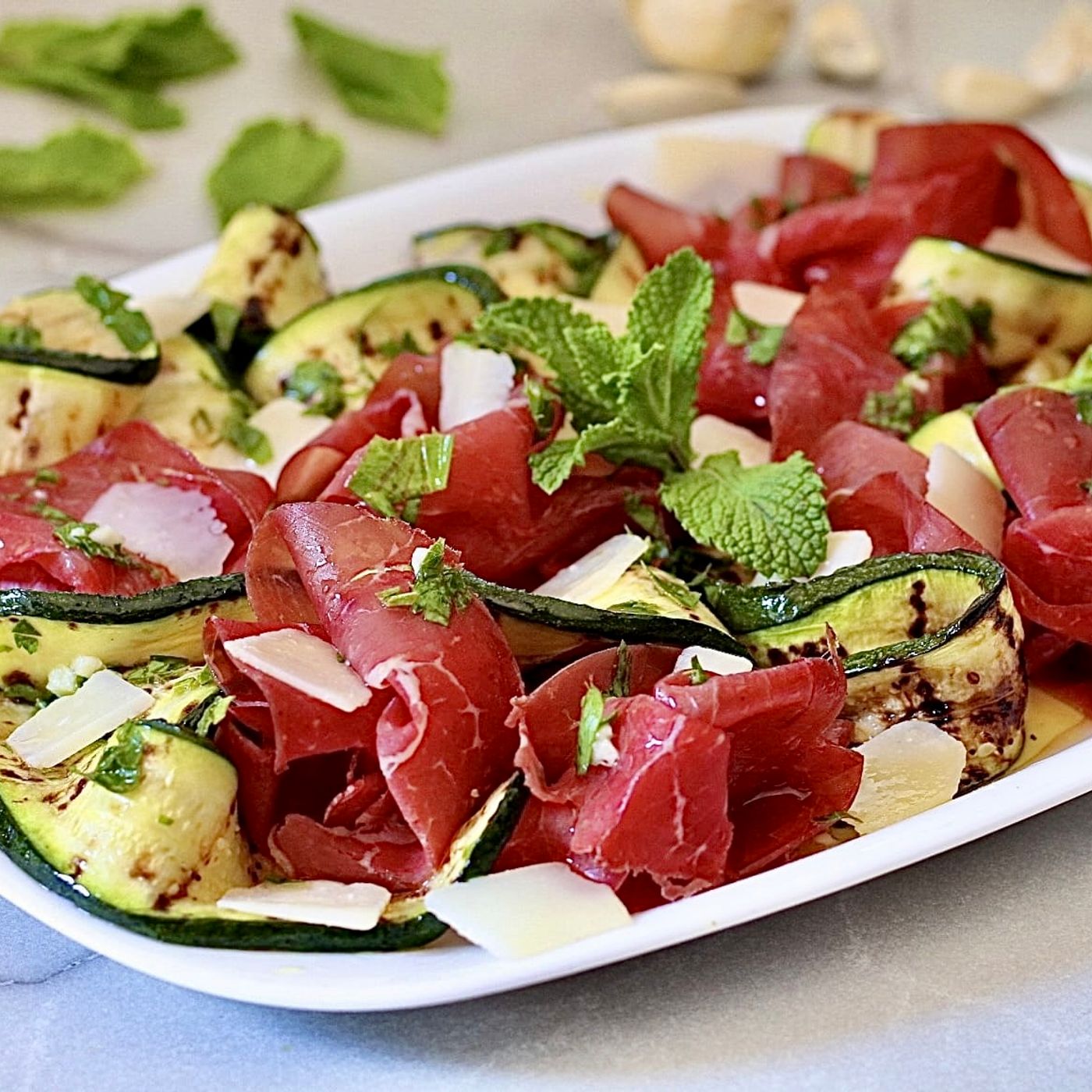 Insalata di zucchine e bresaola, leggera e fresca, pronta in pochi minuti. episode artwork