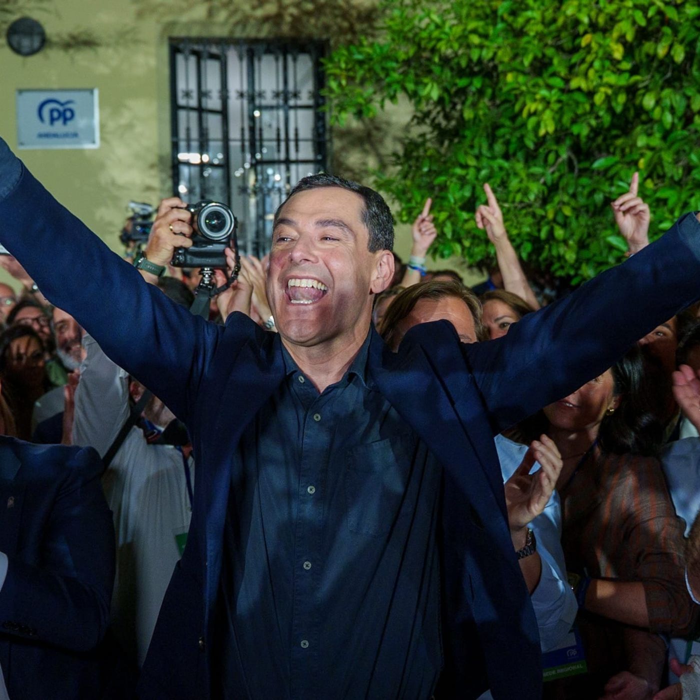 Editorial Luis Herrero: Juanma Moreno advierte a Vox de que pretende gobernar en solitario