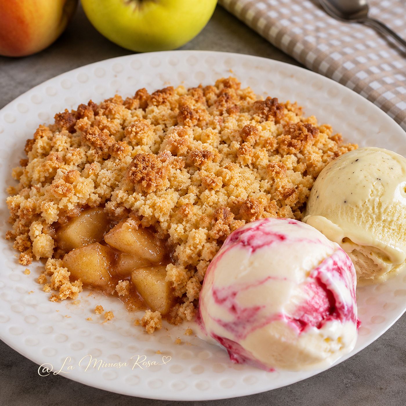 Crumble di mele con gelato, il dolce caldo-freddo pronto in 30 minuti episode artwork