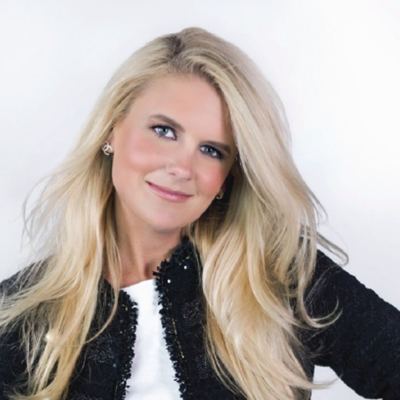 The amazingly multi-talented Elizabeth Lyons is my very special guest on The Mike Wagner Show! episode artwork