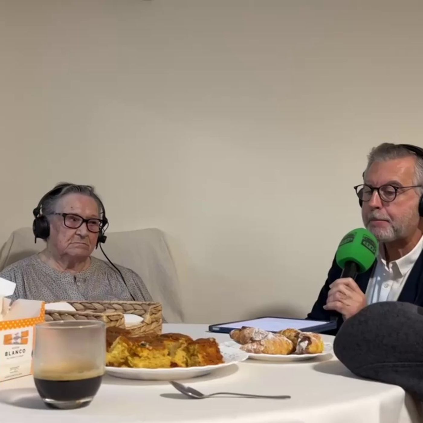 El recuentro de Alsina con Asunción una de las vecinas de Alfafar cuya casa destruyó la dana y su salvador Julián