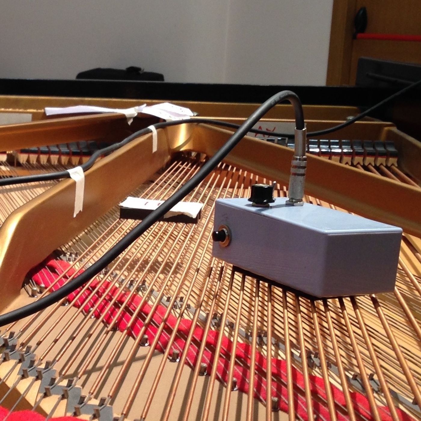 suonare le corde del pianoforte | Hb-Box