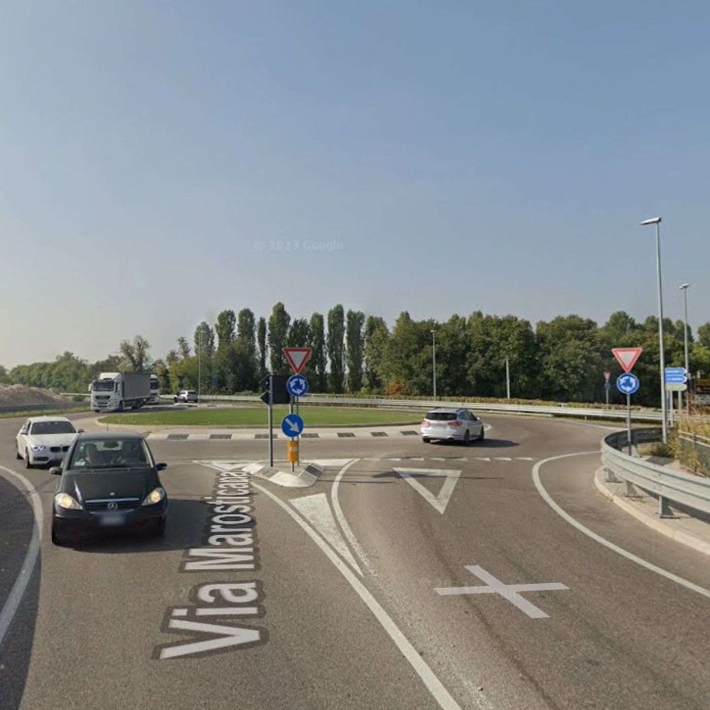 Schianto alla rotatoria: soccorsi sul posto. Traffico in tilt lungo la Marosticana fra Dueville e Sandrigo Schianto alla rotatoria: soccorsi sul posto. Traffico in tilt lungo la Marosticana fra Dueville e Sandrigo