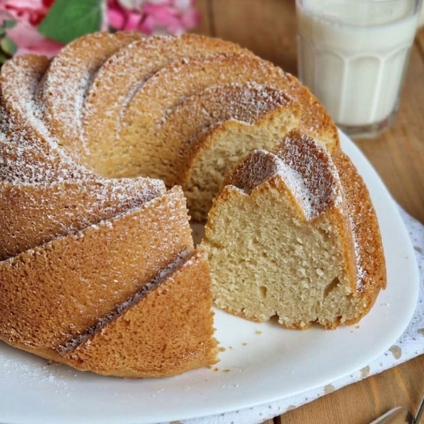 Ciambella nuvola al latte caldo: dolce ricetta semplice e soffice