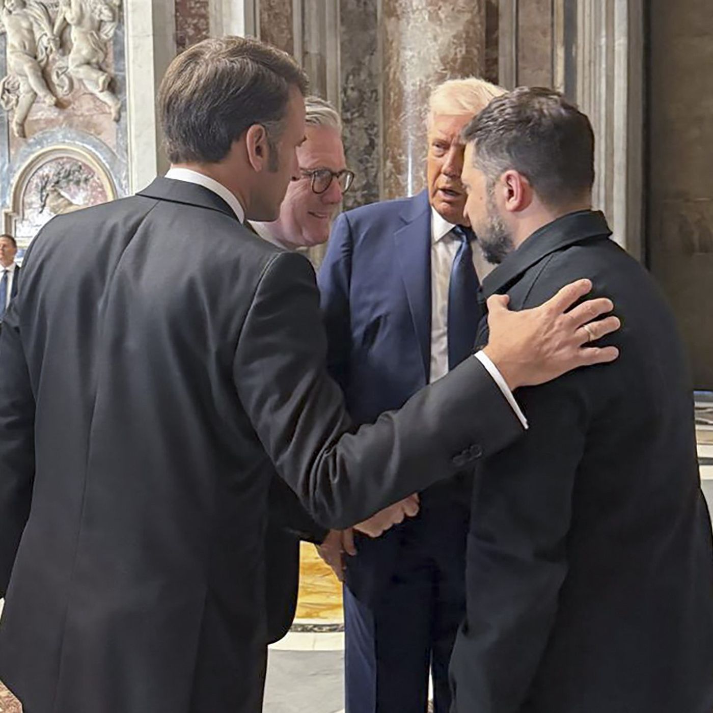 Las Noticias de la Mañana: Trump reunido con Zelenski, Macron y Starmer ¿dónde estaba Pedro Sánchez?