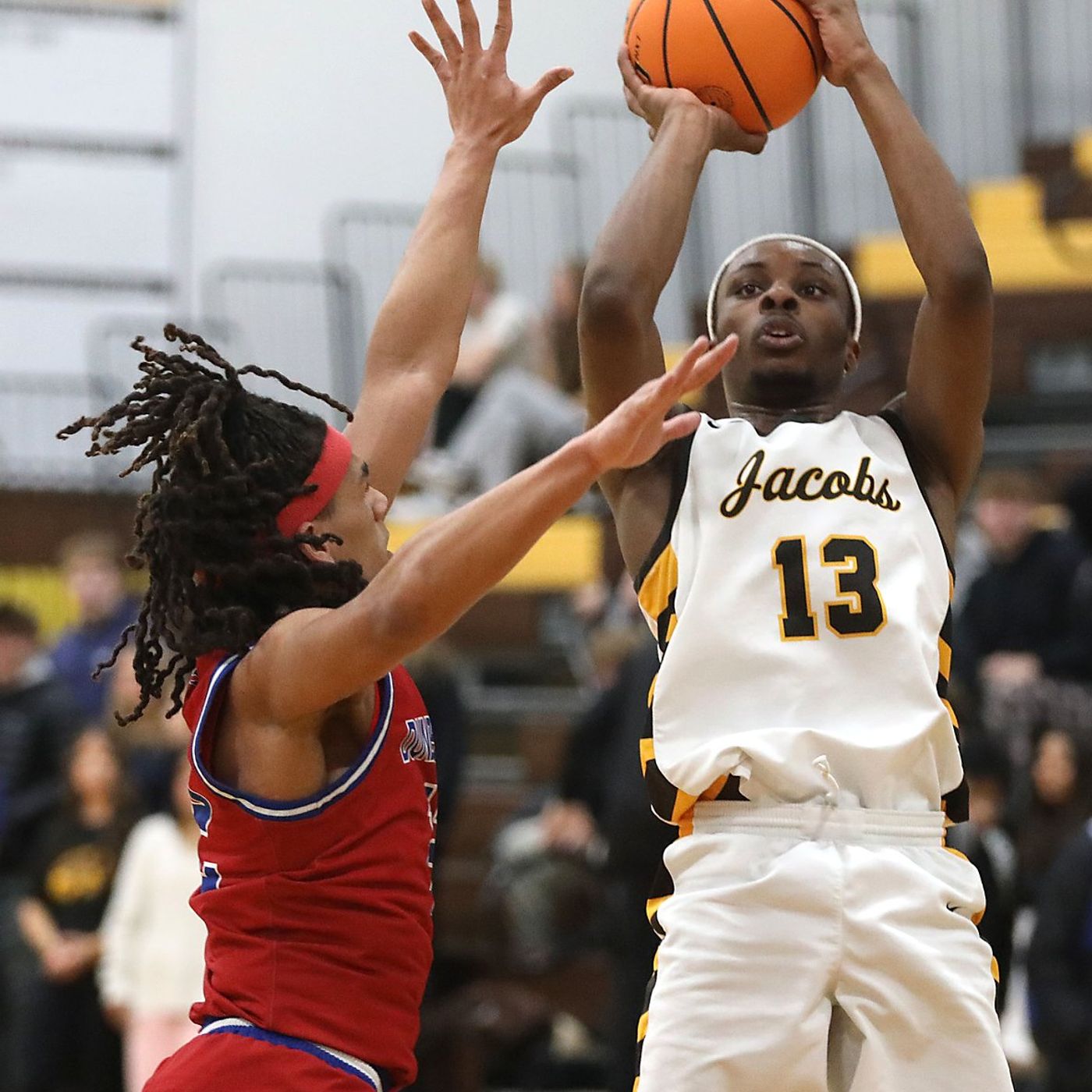 Elijah Bell, Jacobs wear it well in win over Dundee-Crown episode artwork