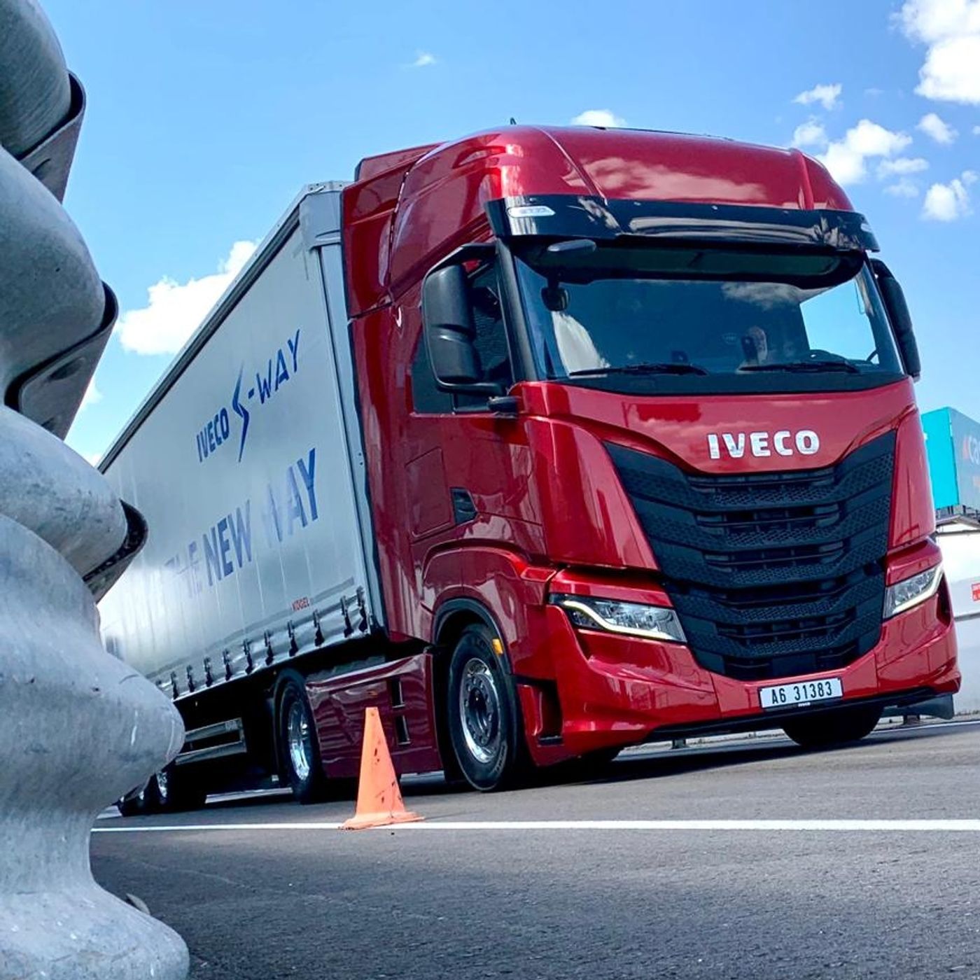 IVECO S-WAY: tutte le novità raccontate da chi lo ha concepito episode artwork