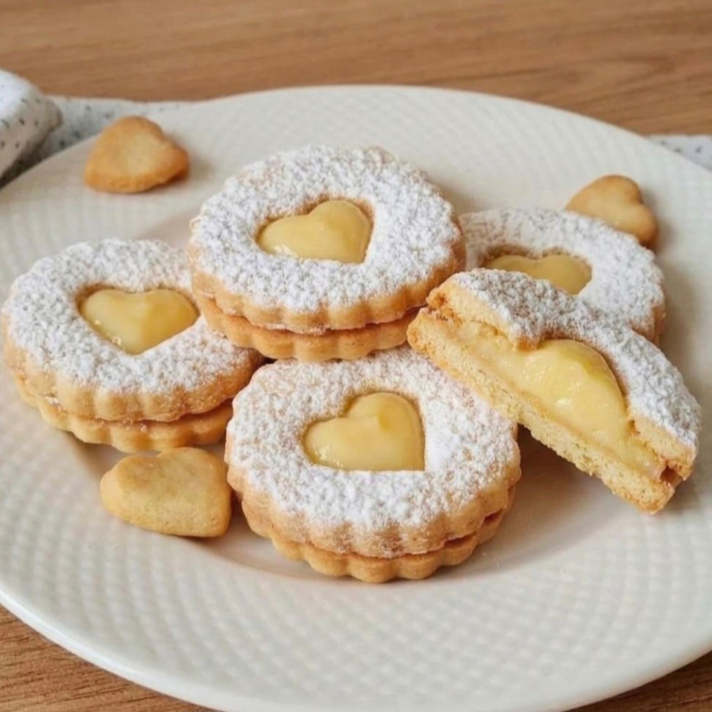 Biscotti delizia cuore di crema pasticcera: dolce ricetta come in pasticcera