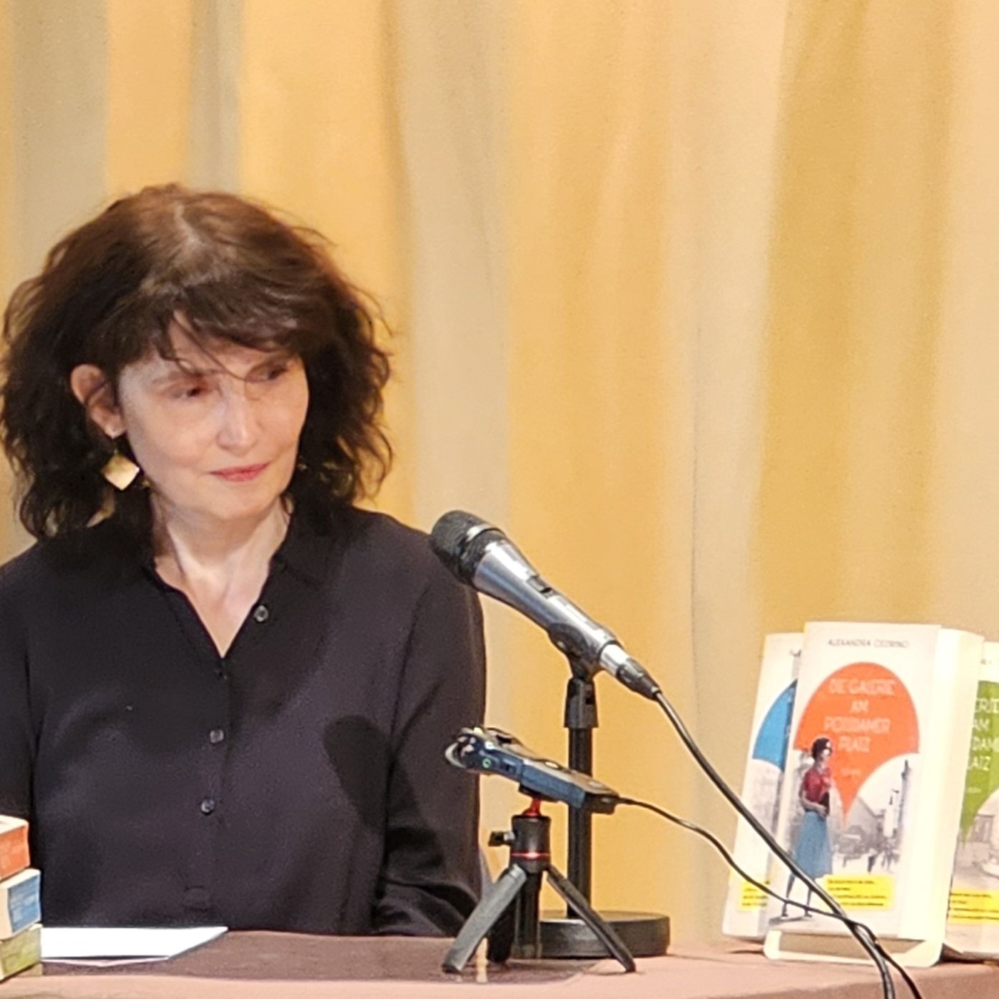 326. Live bei Kleist: Alexandra Cedrino liest aus „Die Galeristinnen“ – mit Interview