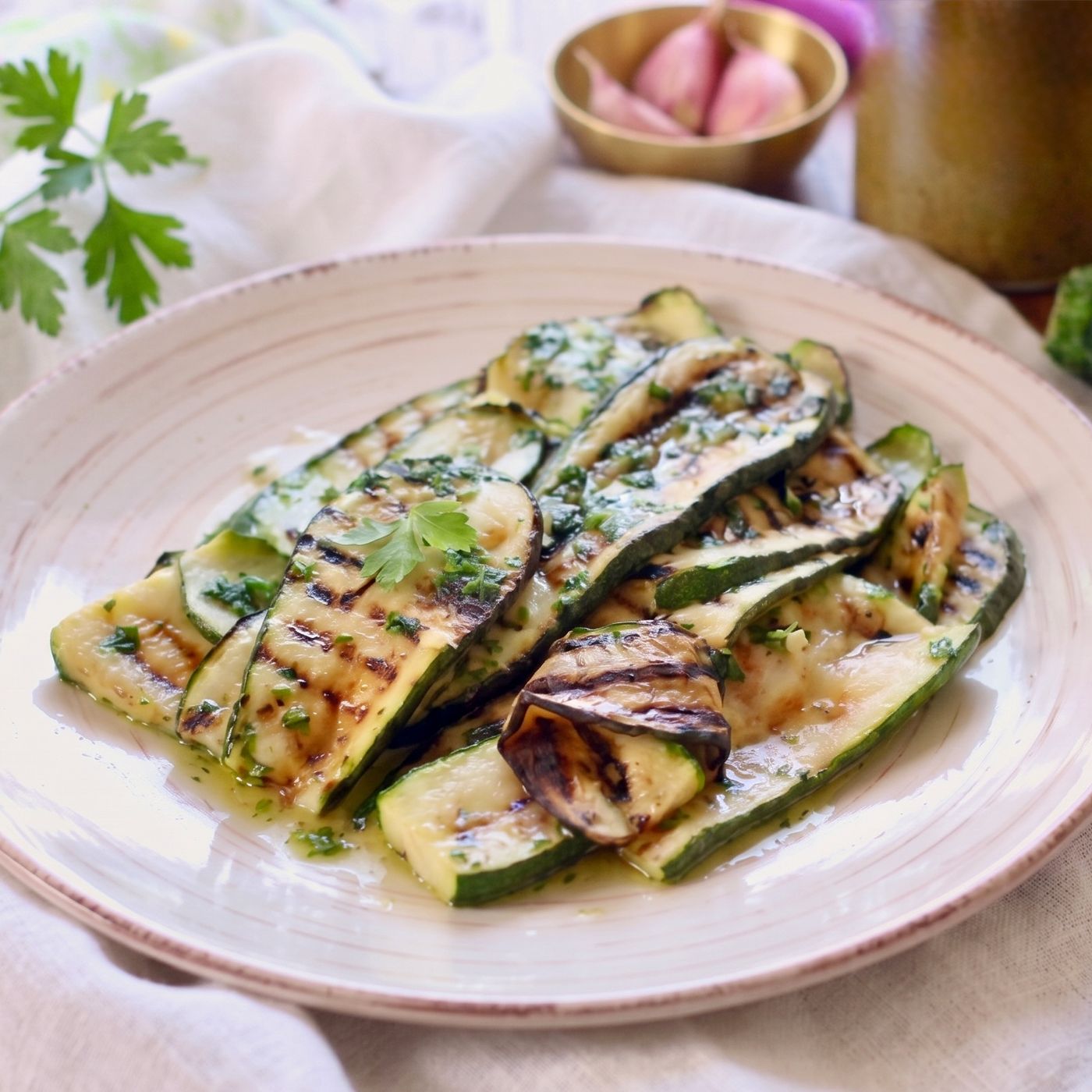 Zucchine grigliate marinate: la ricetta facile, fresca e saporita episode artwork