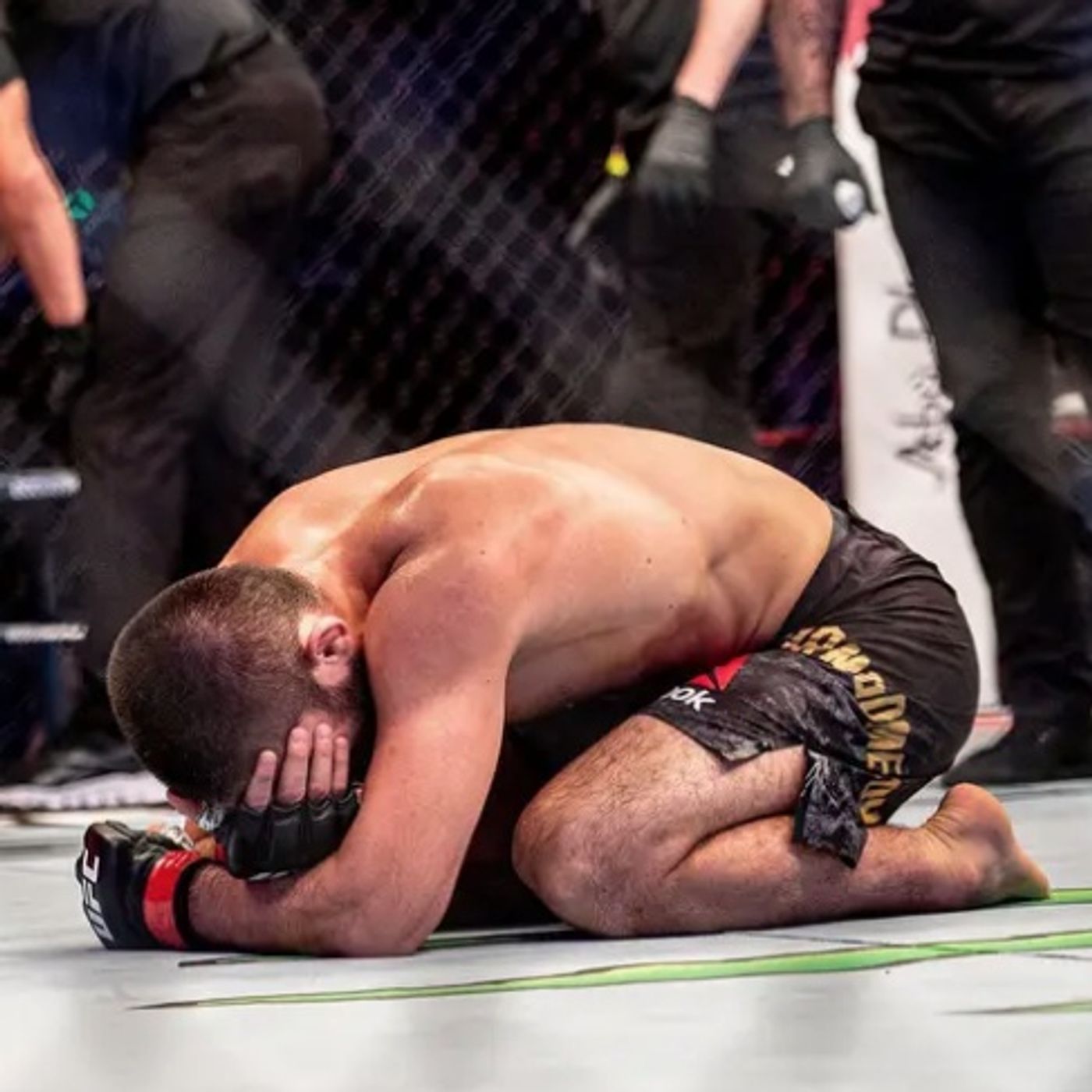 Quién es Khabib, el letal luchador que se retira después de vencer por asfixia a un contrincante