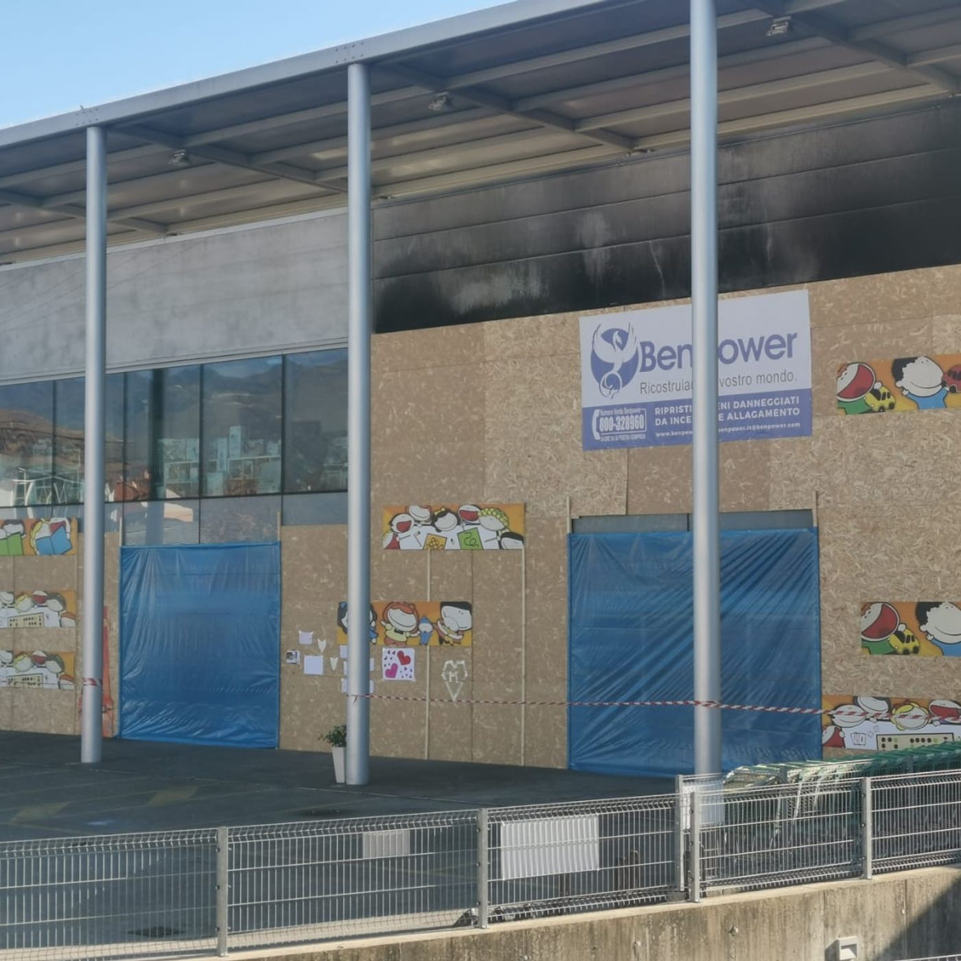 I disegni dei bambini per i magazzini Munari distrutti dal fuoco. Almeno 5 milioni di danni