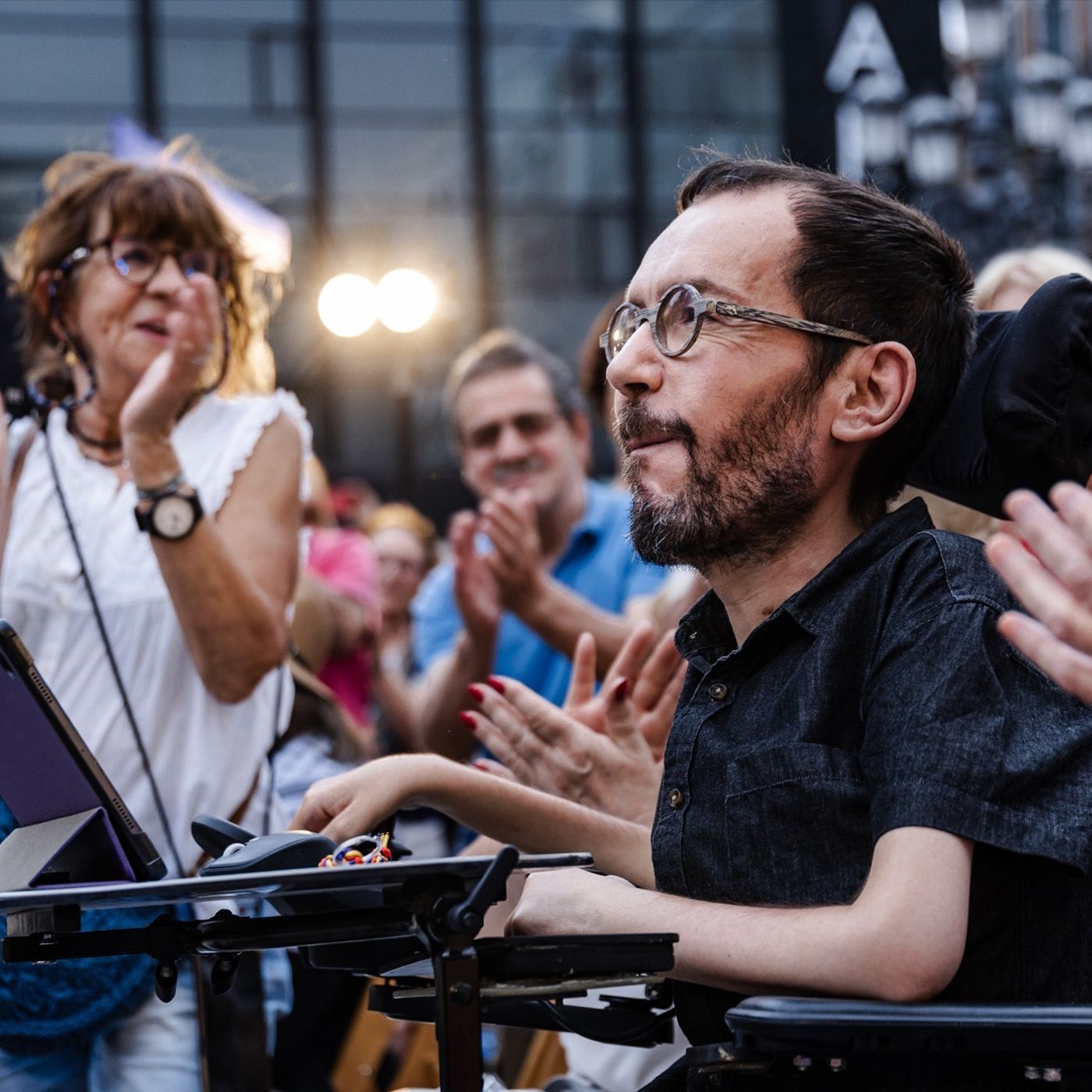 La República de los Tonnntos: Ridículo de Echenique al intentar atacar a Julios Iglesias