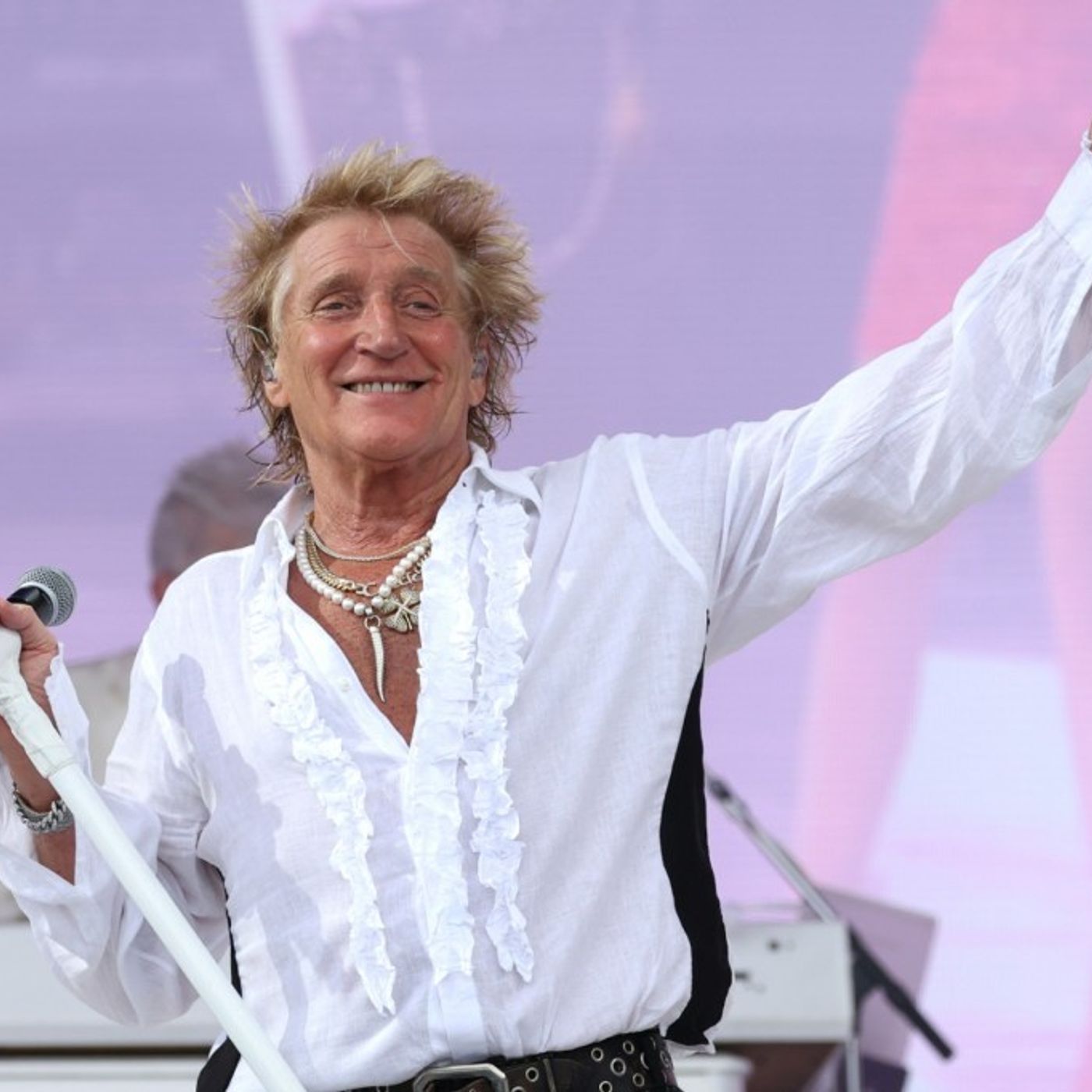 Rod Stewart Uses Oxygen Tank During Concert After Nearly Fainting Onstage episode artwork
