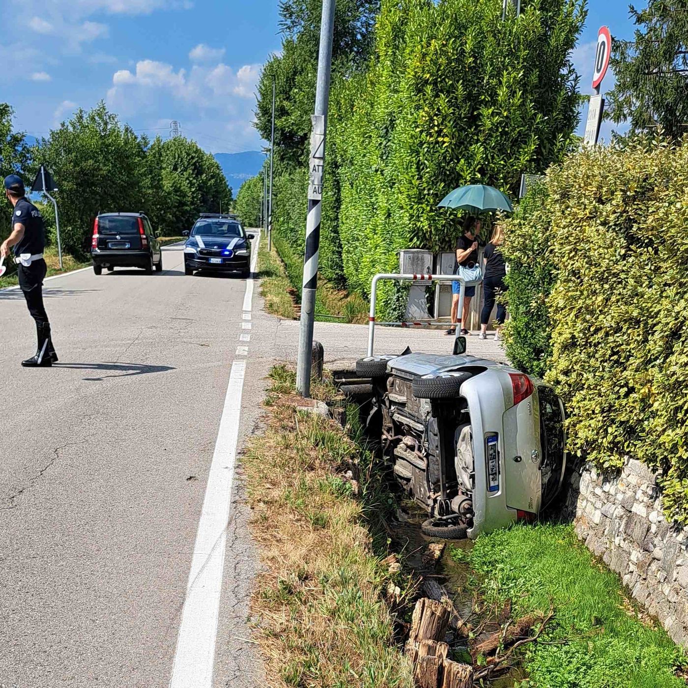 Perde il controllo dell’auto e si ribalta nel fossato: ferite due giovanissime episode artwork
