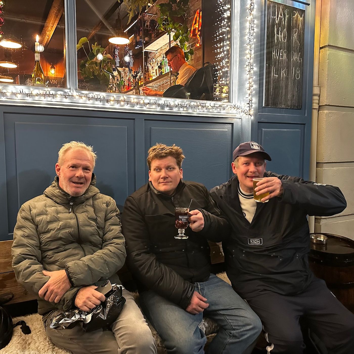 En FCK fan, en BIF fan og en AGF fan går ind på en bar