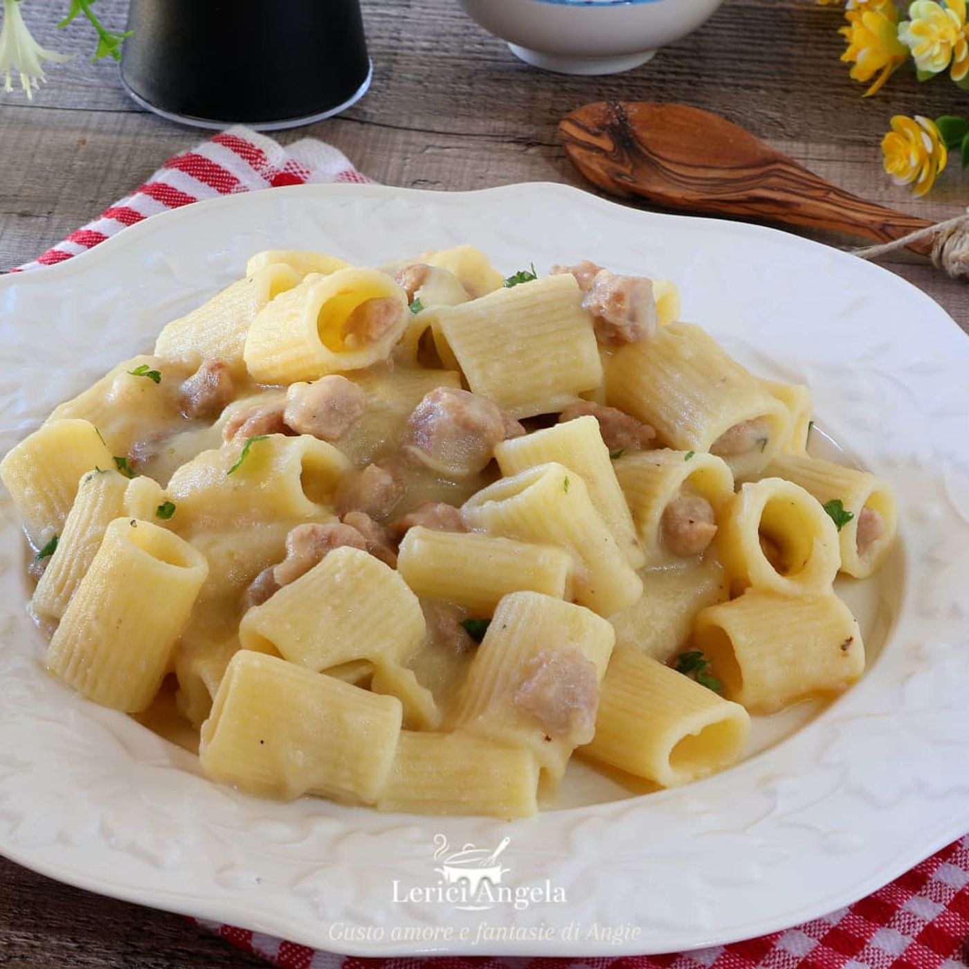 Pasta con crema di patate e salsiccia