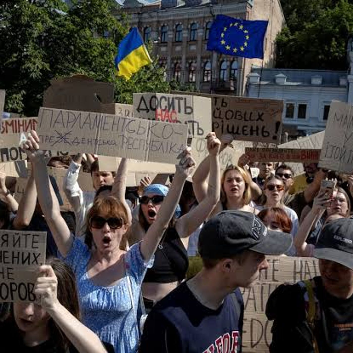 Ukraine steps up pressure on Russia amid protests at home