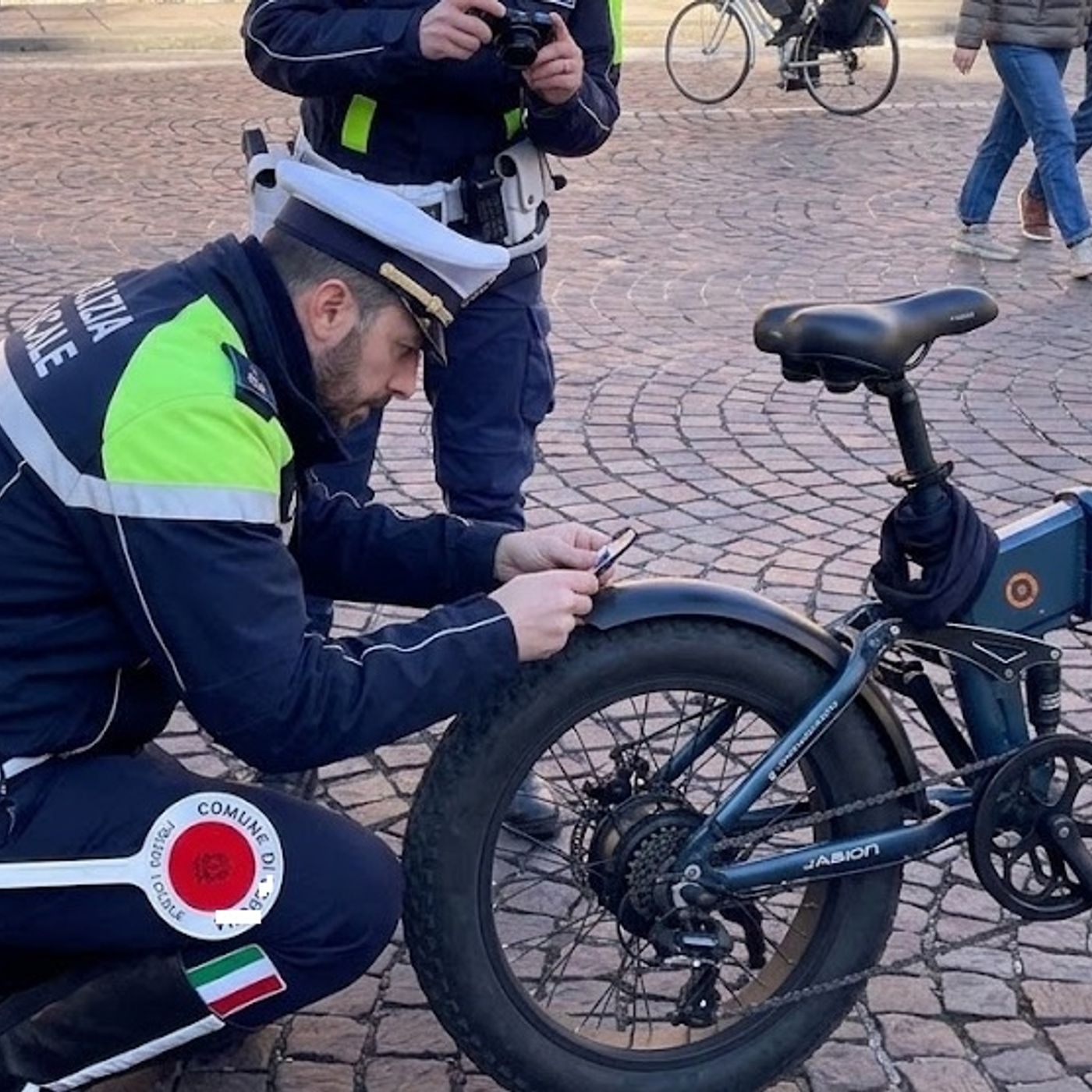 Sfreccia sulla provinciale con la bici elettrica modificate. Multa di 6000 euro episode artwork