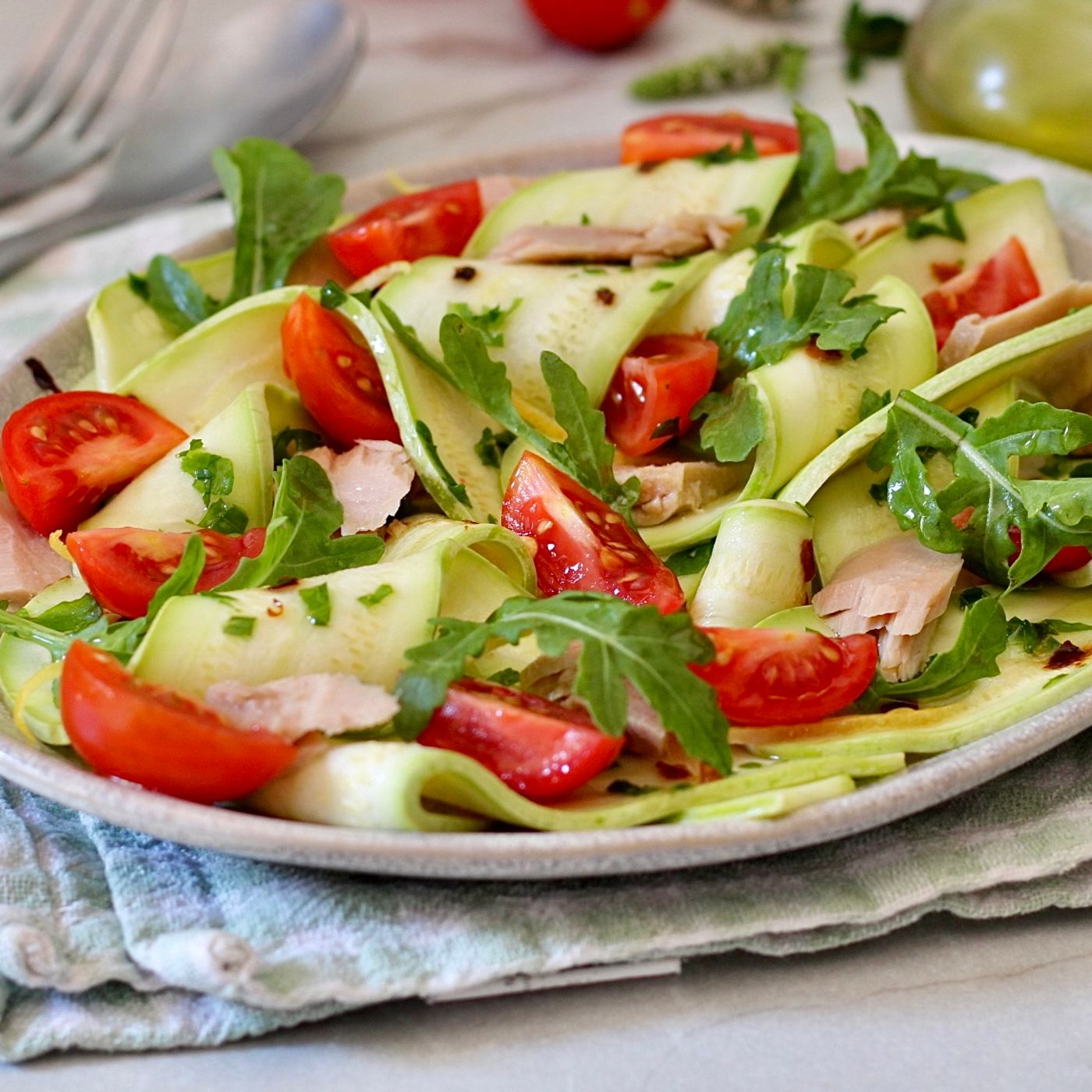 Zucchine marinate al limone con tonno e pomodorini: il trucco per farle saporite e tenerissime senza cuocere nulla! episode artwork