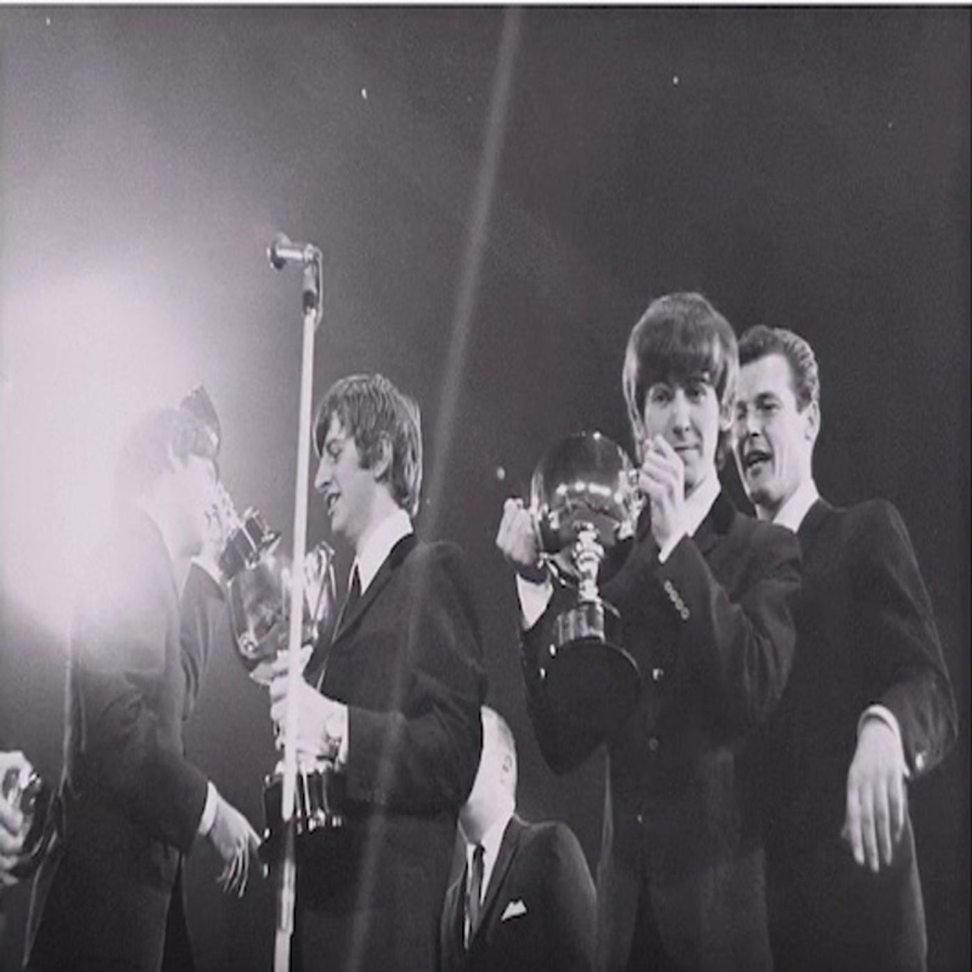 El Club de los Beatles: Premio entregado por Roger Moore episode artwork