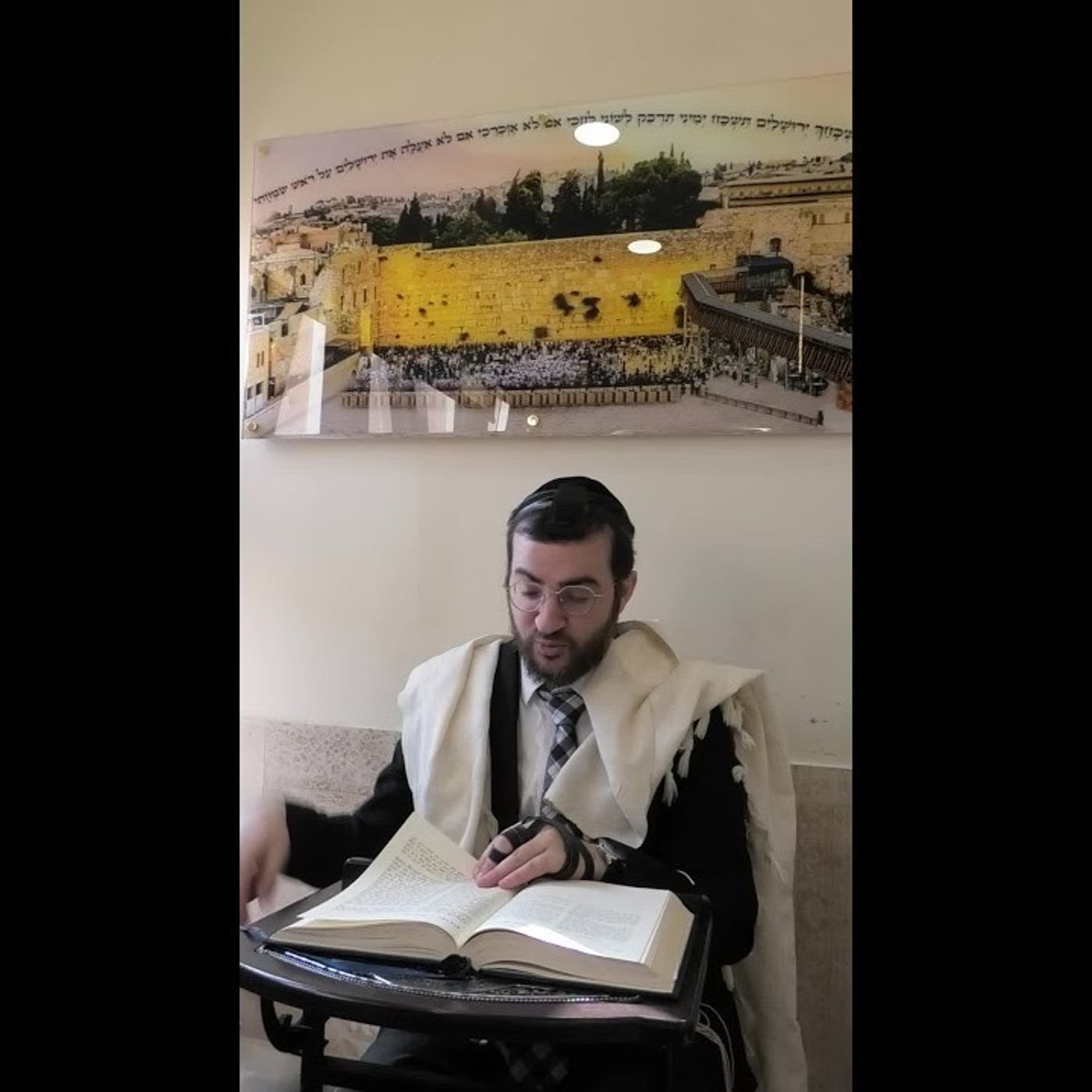 כלל ה' חלק ב' | לומר על אדם כל שהוא שהוא אינו חכם ומבין - מה הנזקים שנגרמים מכך? episode artwork
