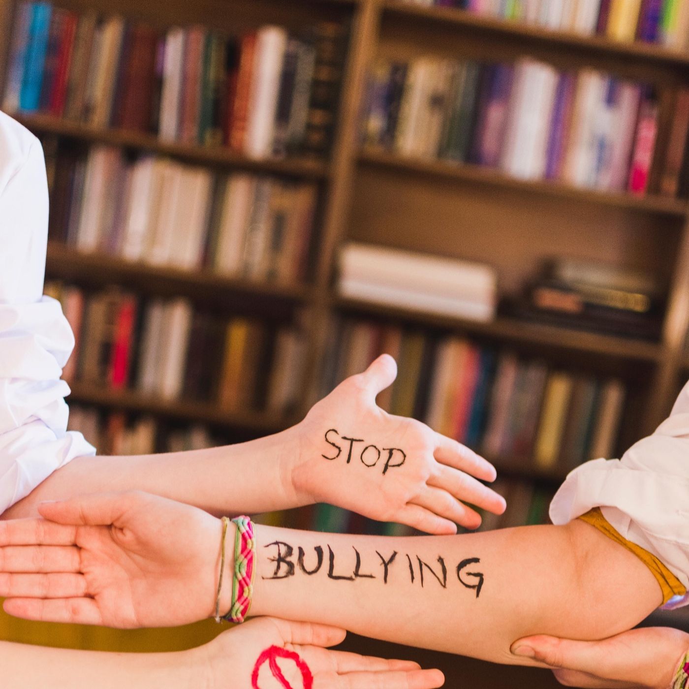 Acoso escolar/bullying plática con papás podcast artwork