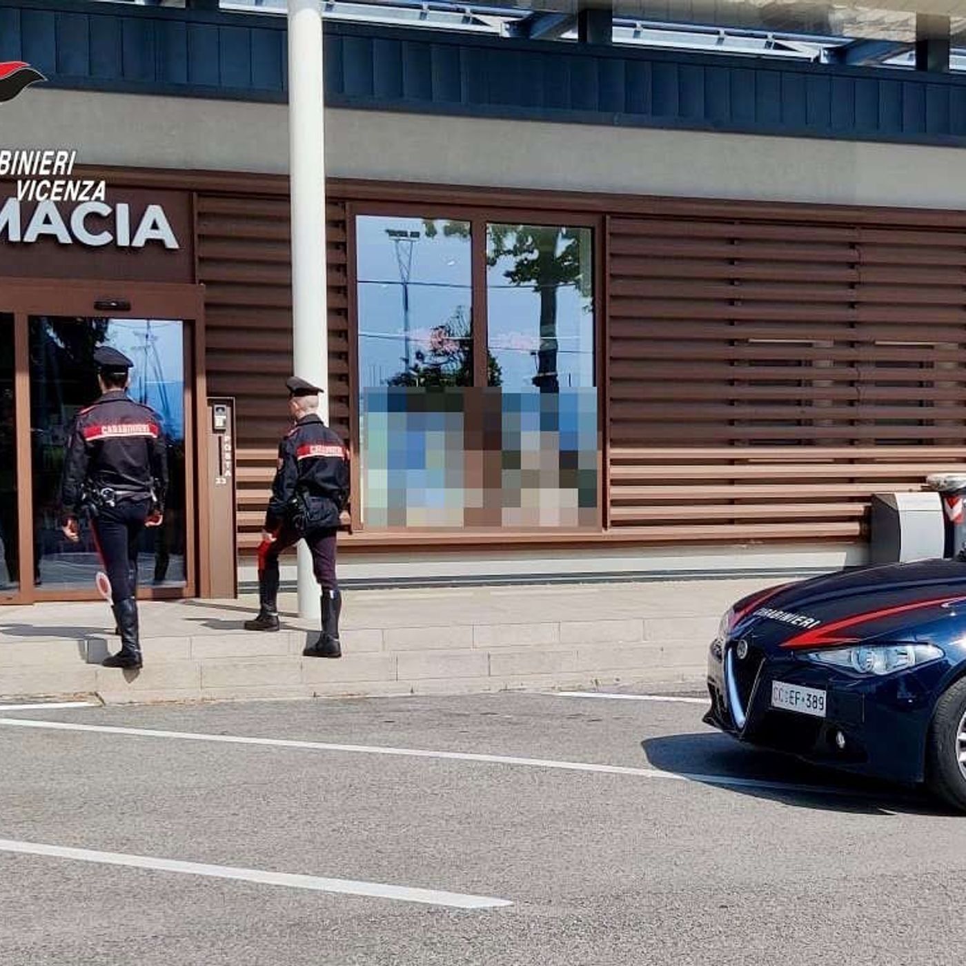 Ricette e referti falsi in farmacia: denunciato un nigeriano. In auto trovati altri documenti falsi episode artwork