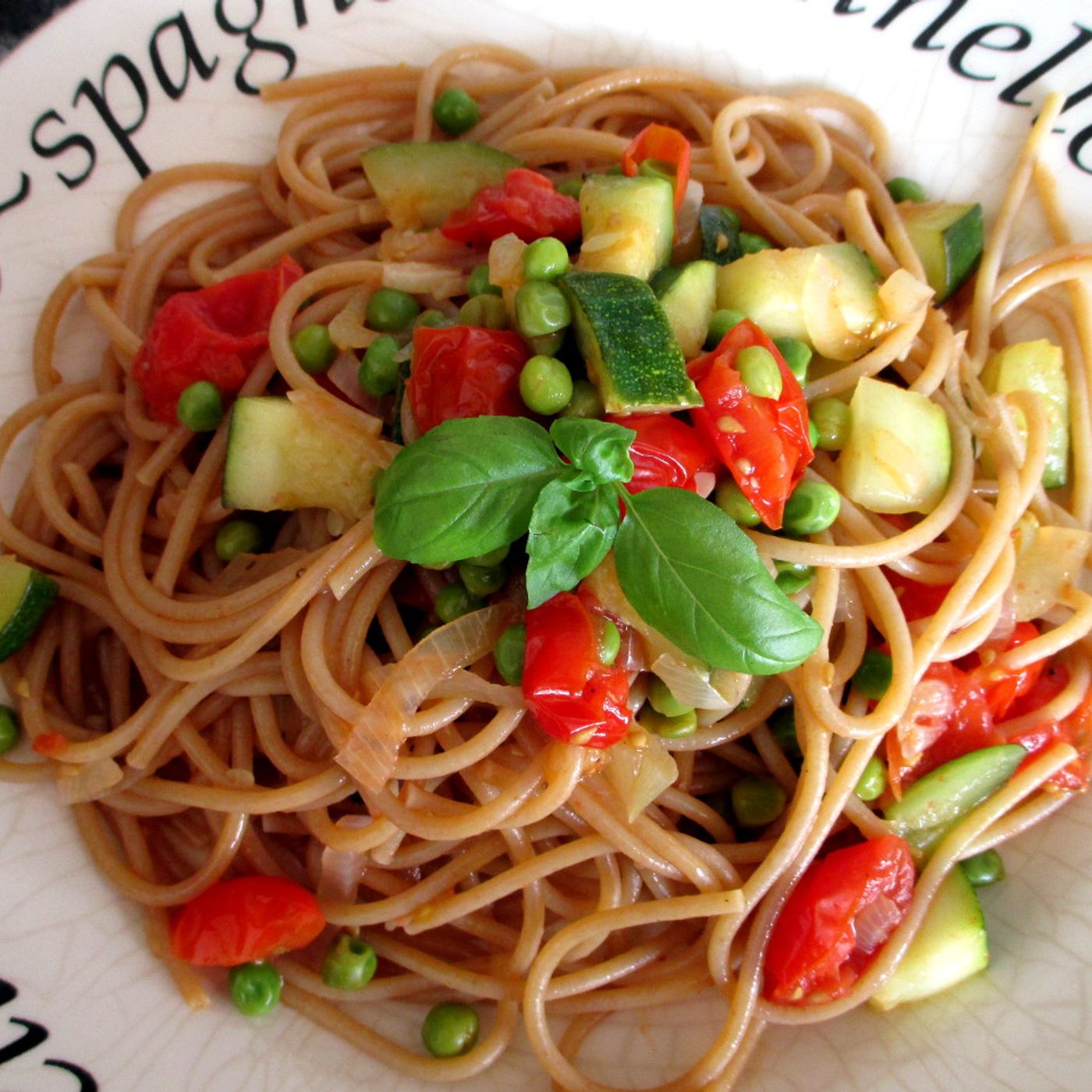 Pasta con piselli, zucchine e pomodorini