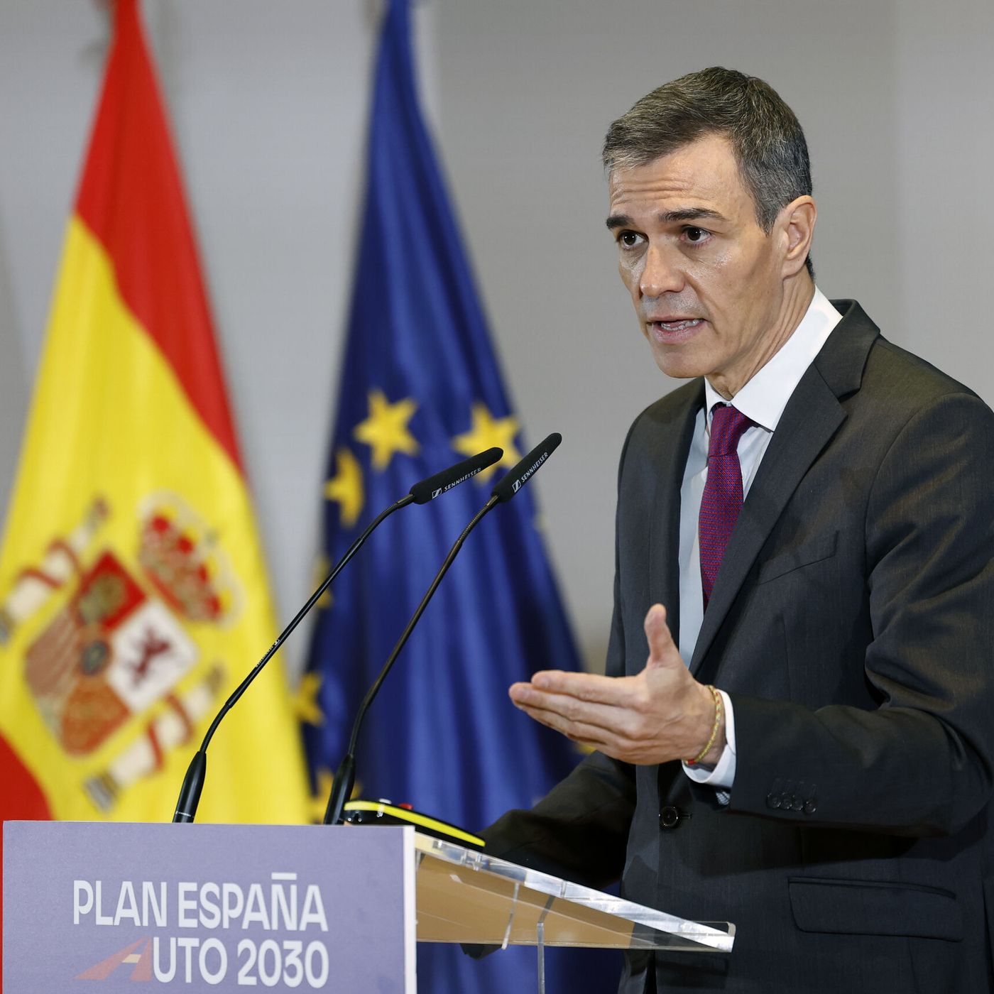 La diana económica: La lluvia de millones de Sánchez para que compremos coches eléctricos