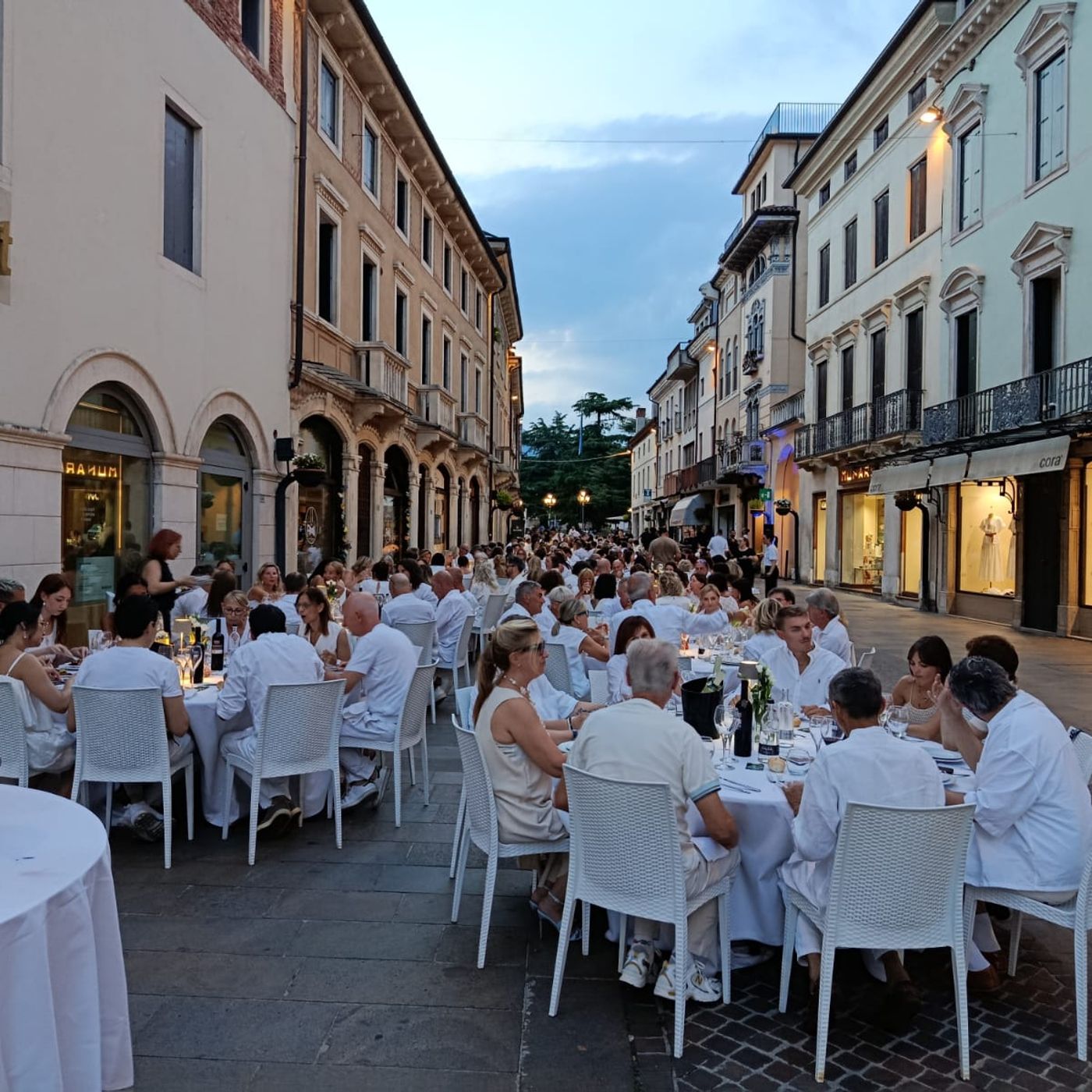 Total White sotto le stelle: 350 ospiti e boom di prenotazioni per la Cena di Gala in Corso Garibaldi episode artwork