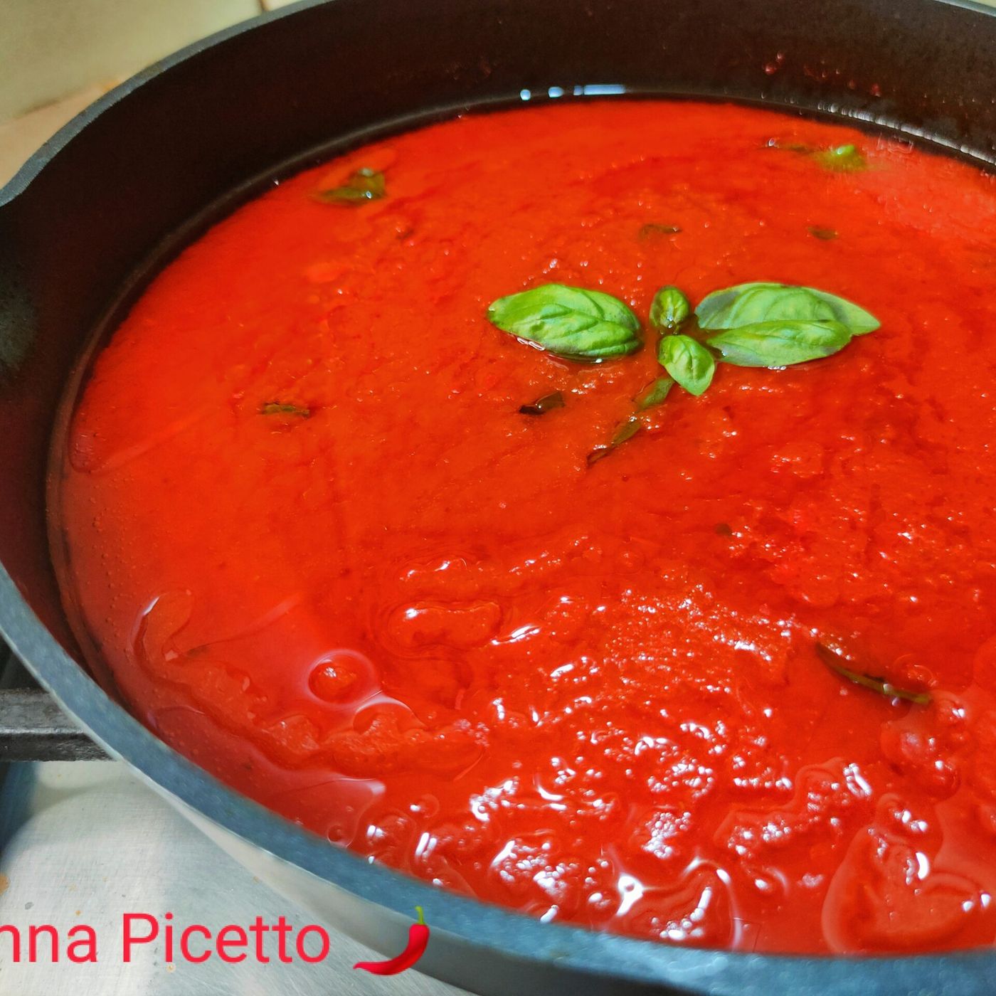 Sugo di pomodoro semplice con passata o pelati o pomodori freschi episode artwork