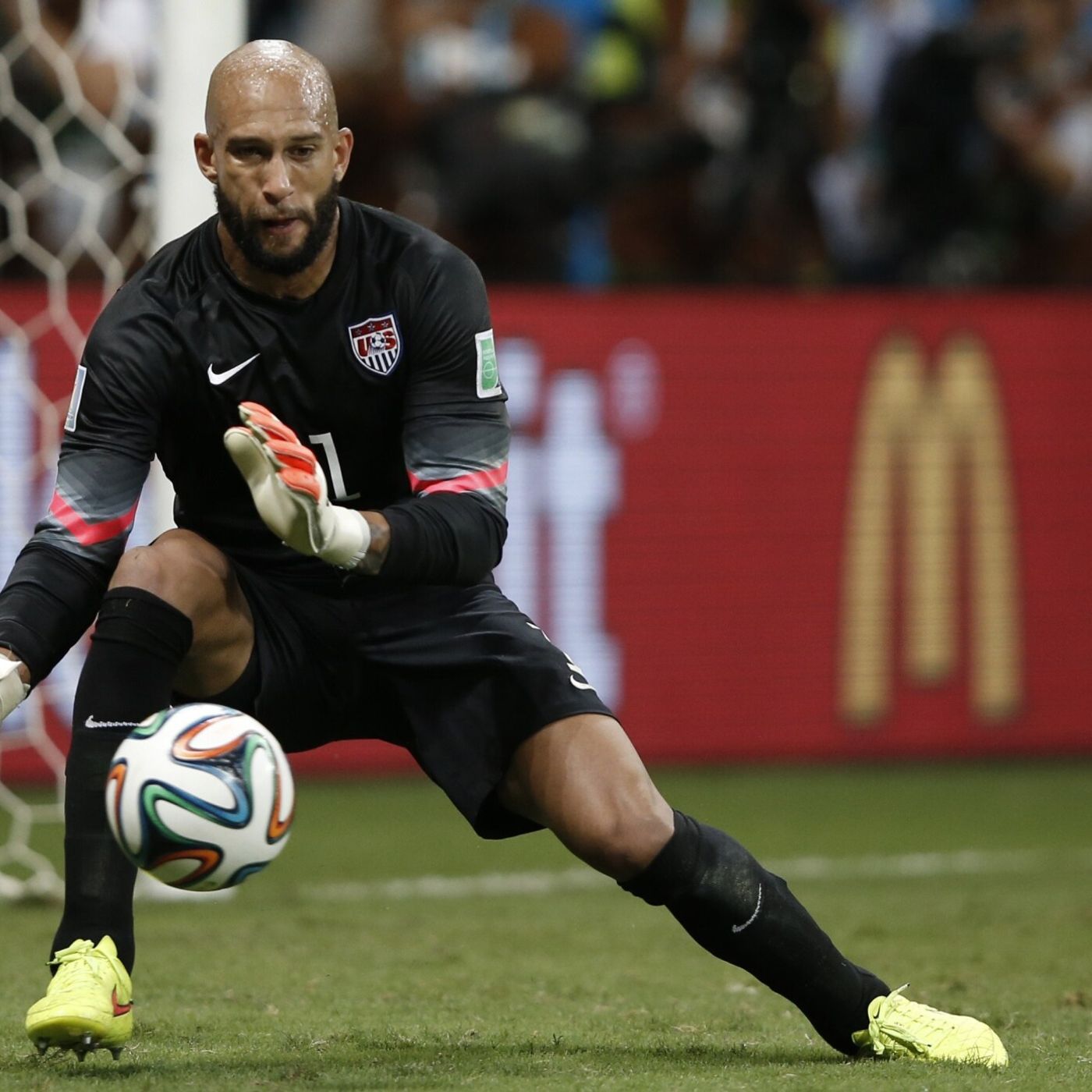 Legendary goalkeeper Tim Howard lends support to Emirates FA Cup inaugural trophy tour in NYC episode artwork