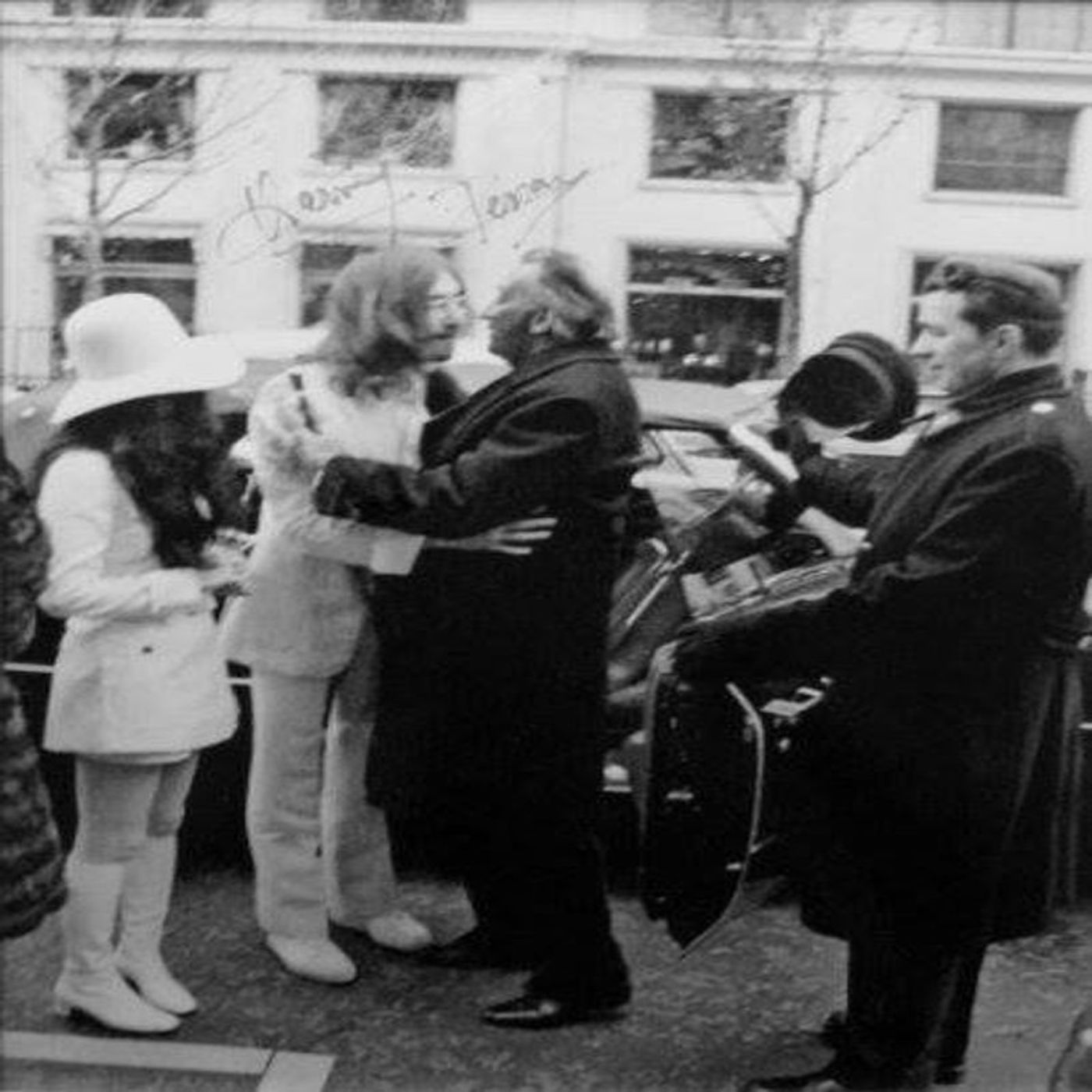 El Club de los Beatles: John y Yoko con Salvador Dalí episode artwork