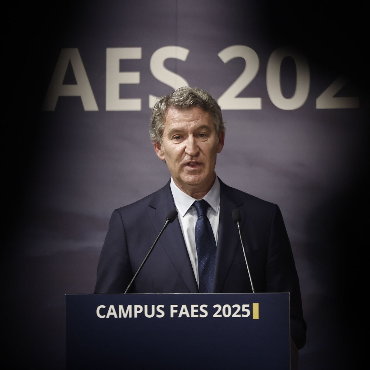 Las Noticias de La Mañana: Las encuestas sitúan al PP en cabeza pero perdiendo votos en favor de Vox