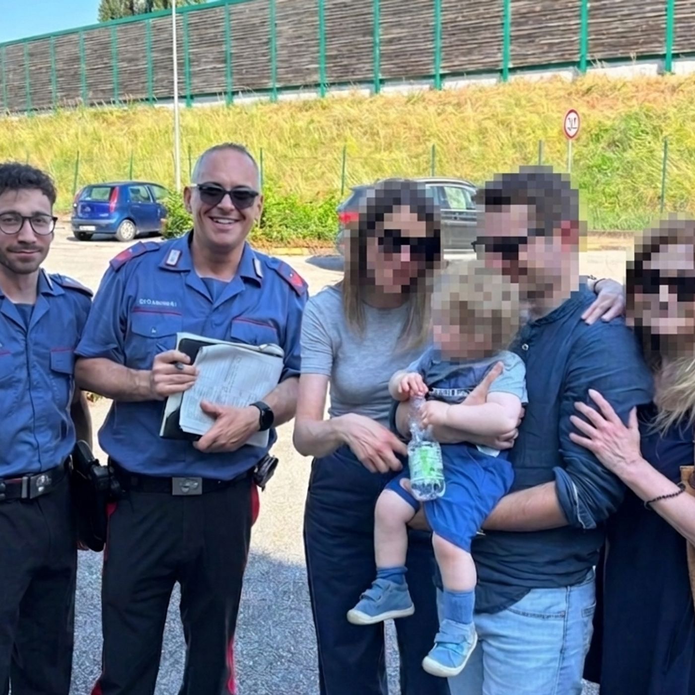 Bloccato in auto sotto il sole: i Carabinieri salvano bimbo di un anno episode artwork