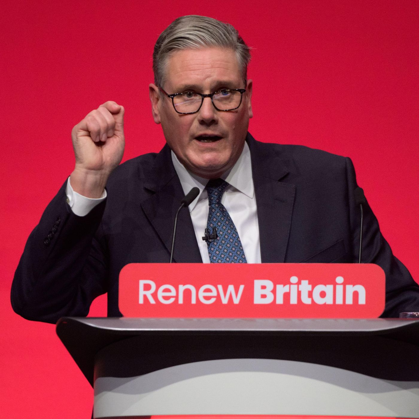 Starmer takes aim at Farage episode artwork