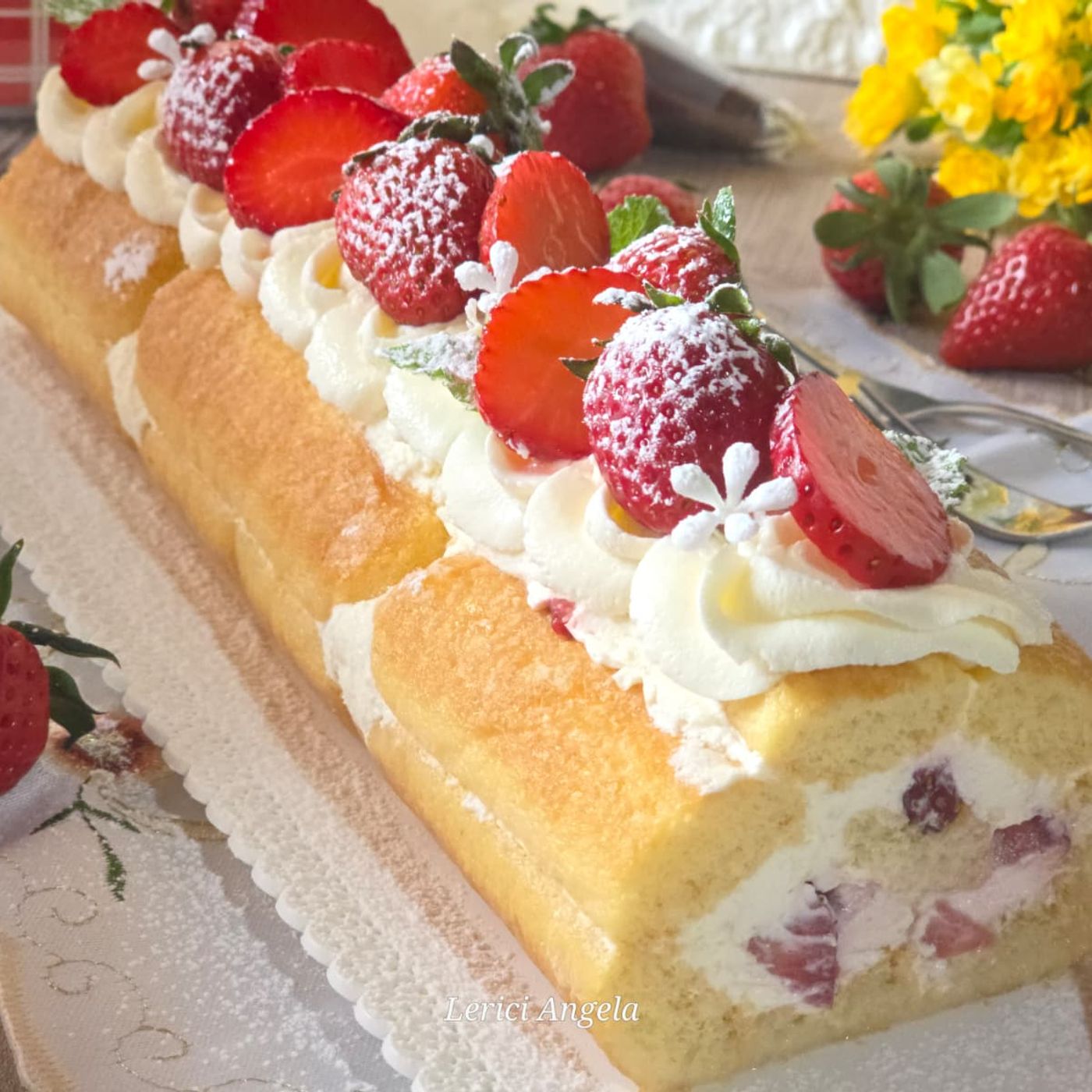 Rotolo di Savoiardi alle Fragole il dolce senza forno pronto in 15 minuti