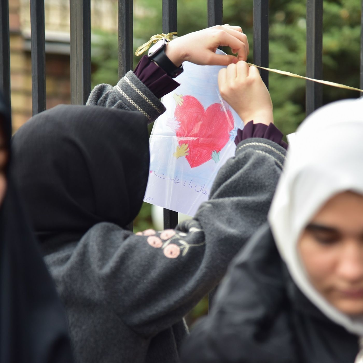 La hipocresía del Gobierno ante el SOS para salvar a tres mujeres iraníes de la horca: "Ni nos han contestado"