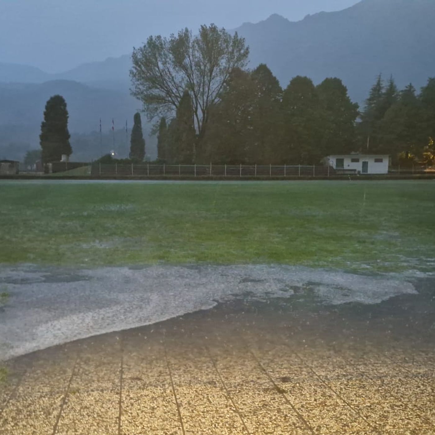 Grandine e temporali, la tempesta d’autunno imbianca l’alto vicentino. Bloccata la Sp 46