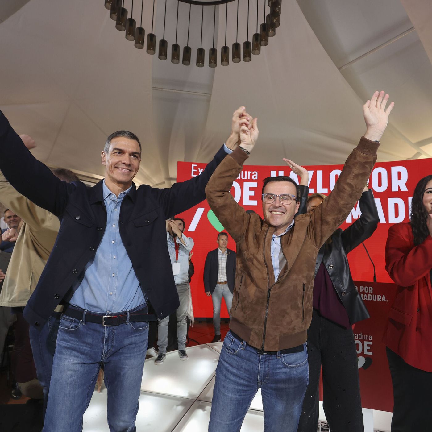 Es Noticia: Sánchez apoya a su candidato imputado a las extremeñas