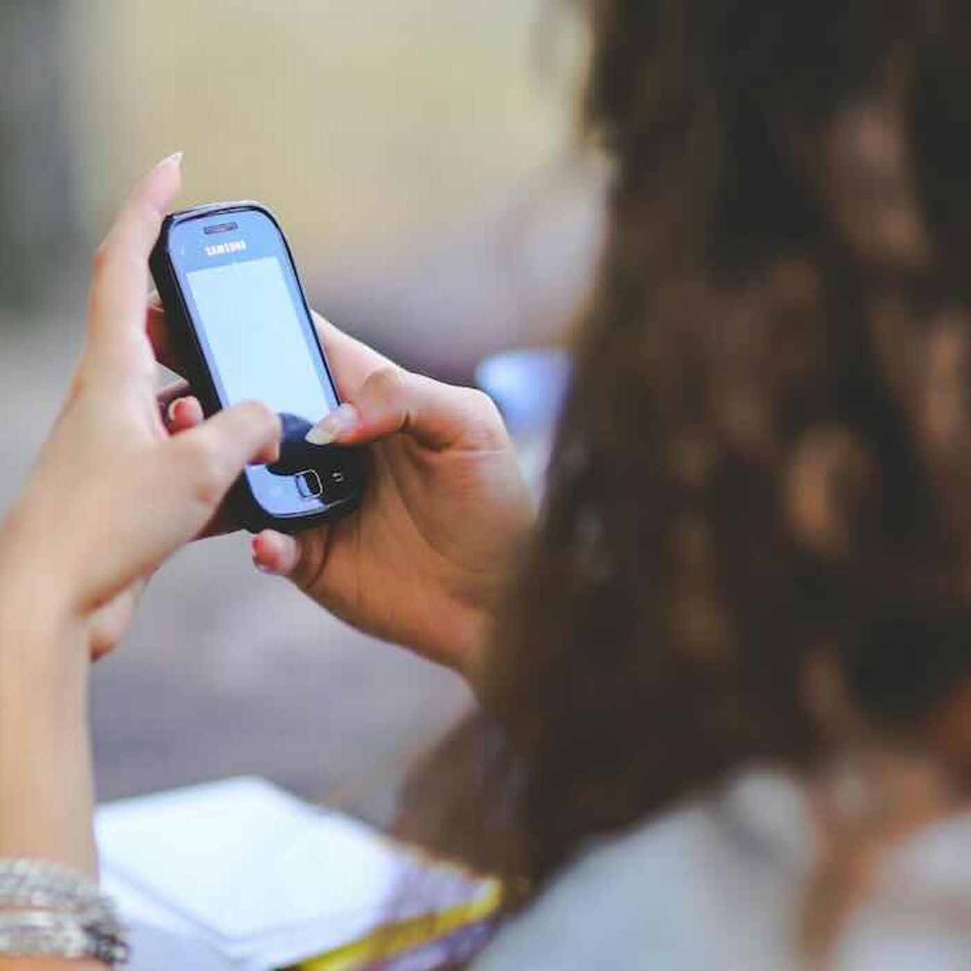 Afragola, segregata in casa e imbottita di farmaci, la salva un SMS alla prof