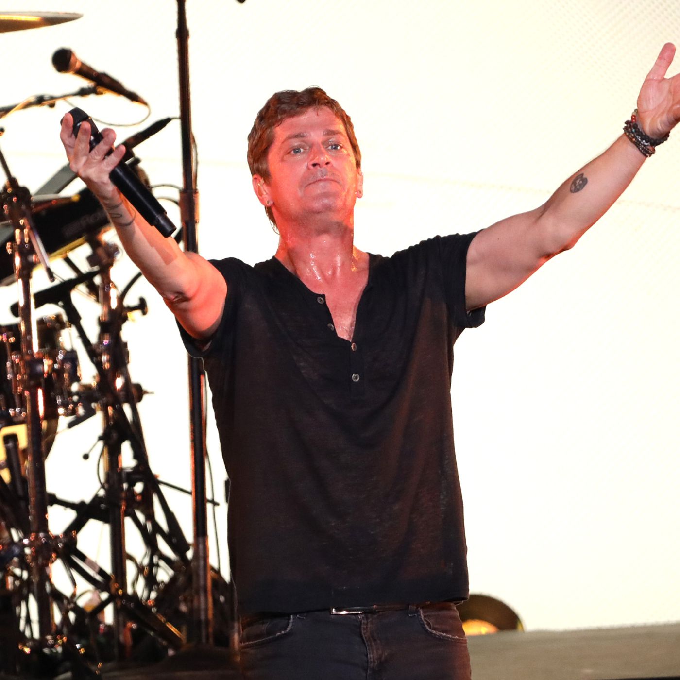 Matchbox Twenty’s Rob Thomas goes viral for swinging mic stand into bandmate’s head, smashing his in-ears episode artwork