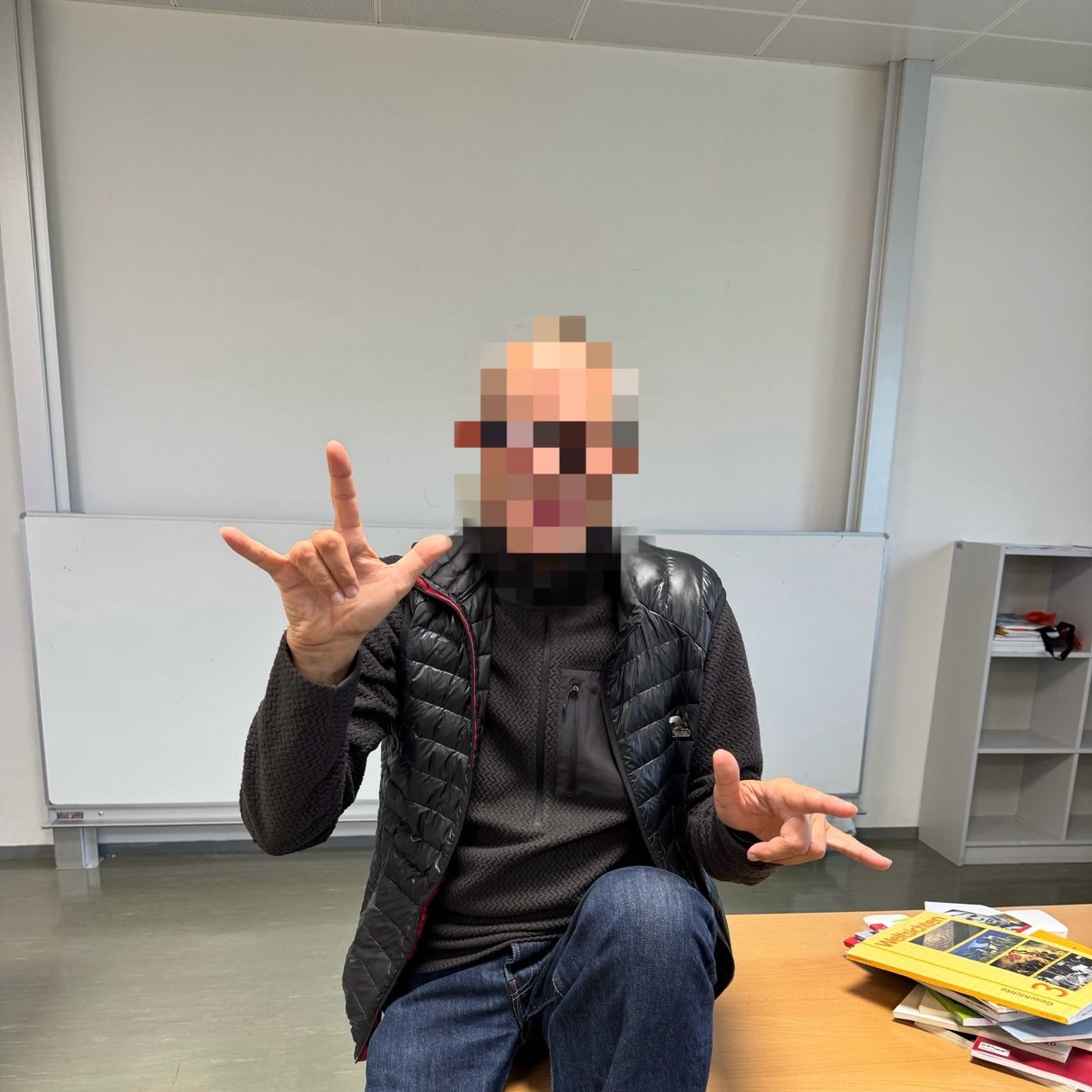 1 Folge - Fragen an HAK AbsolventInnen podcast artwork