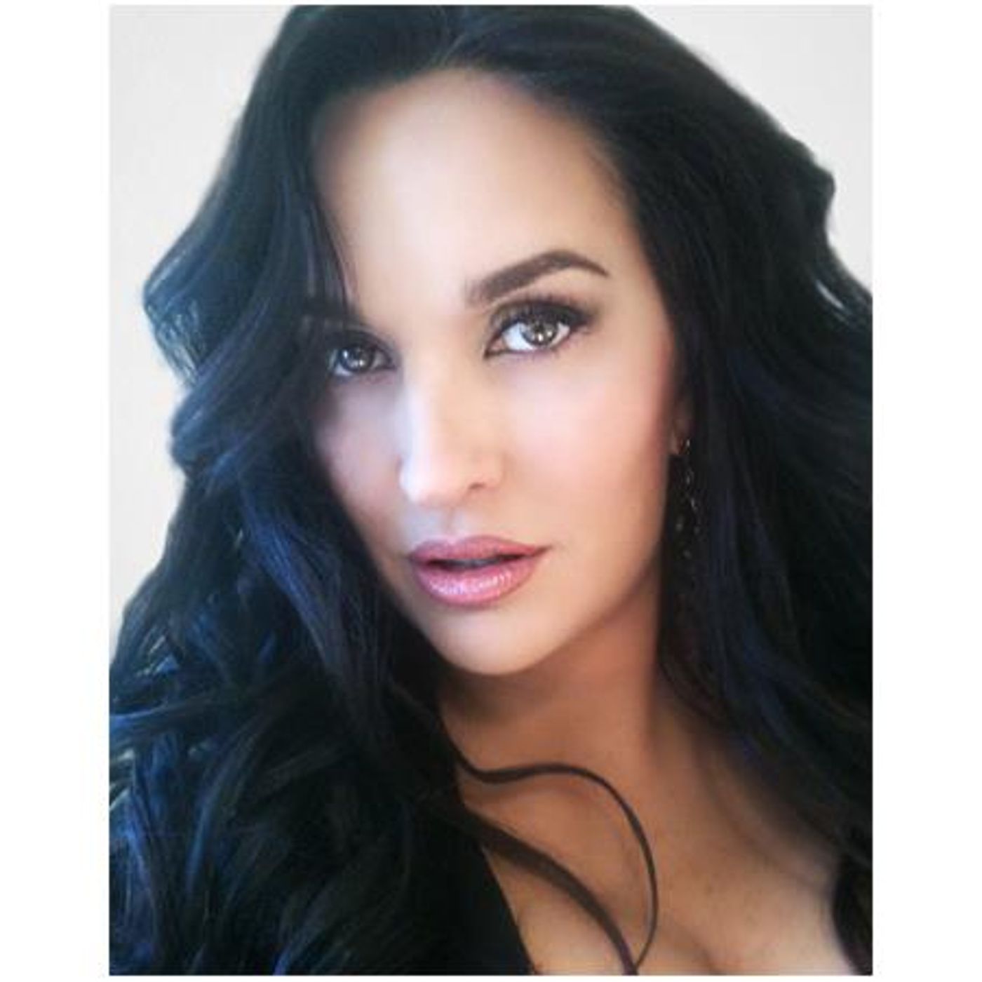 Beauty Talk with Donna Mee, Makeup Artist & Entrepreneur episode artwork