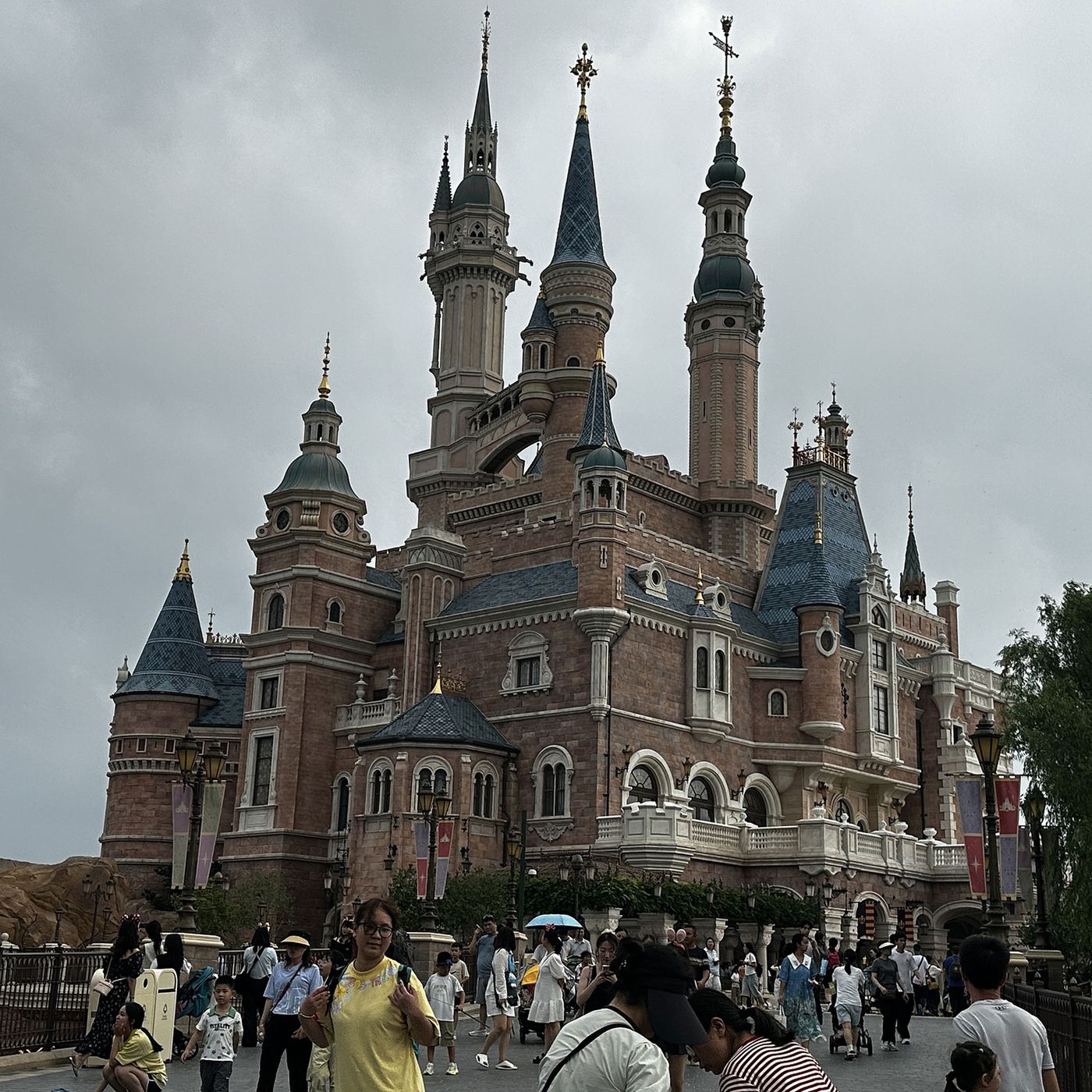 Theme parks shine in summer heat!